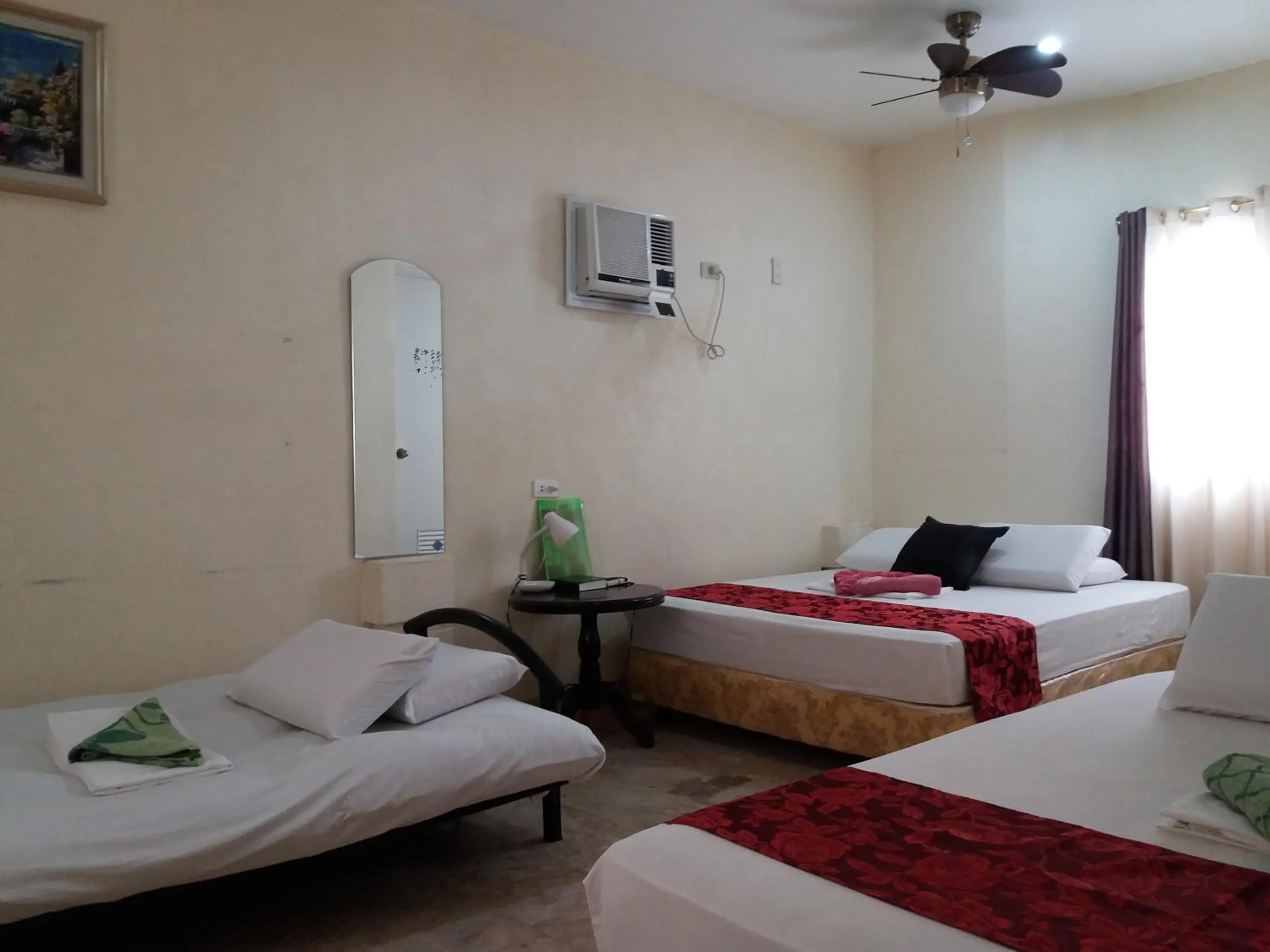 Photo of the whole room, Bed in Sascha's Resort Oslob