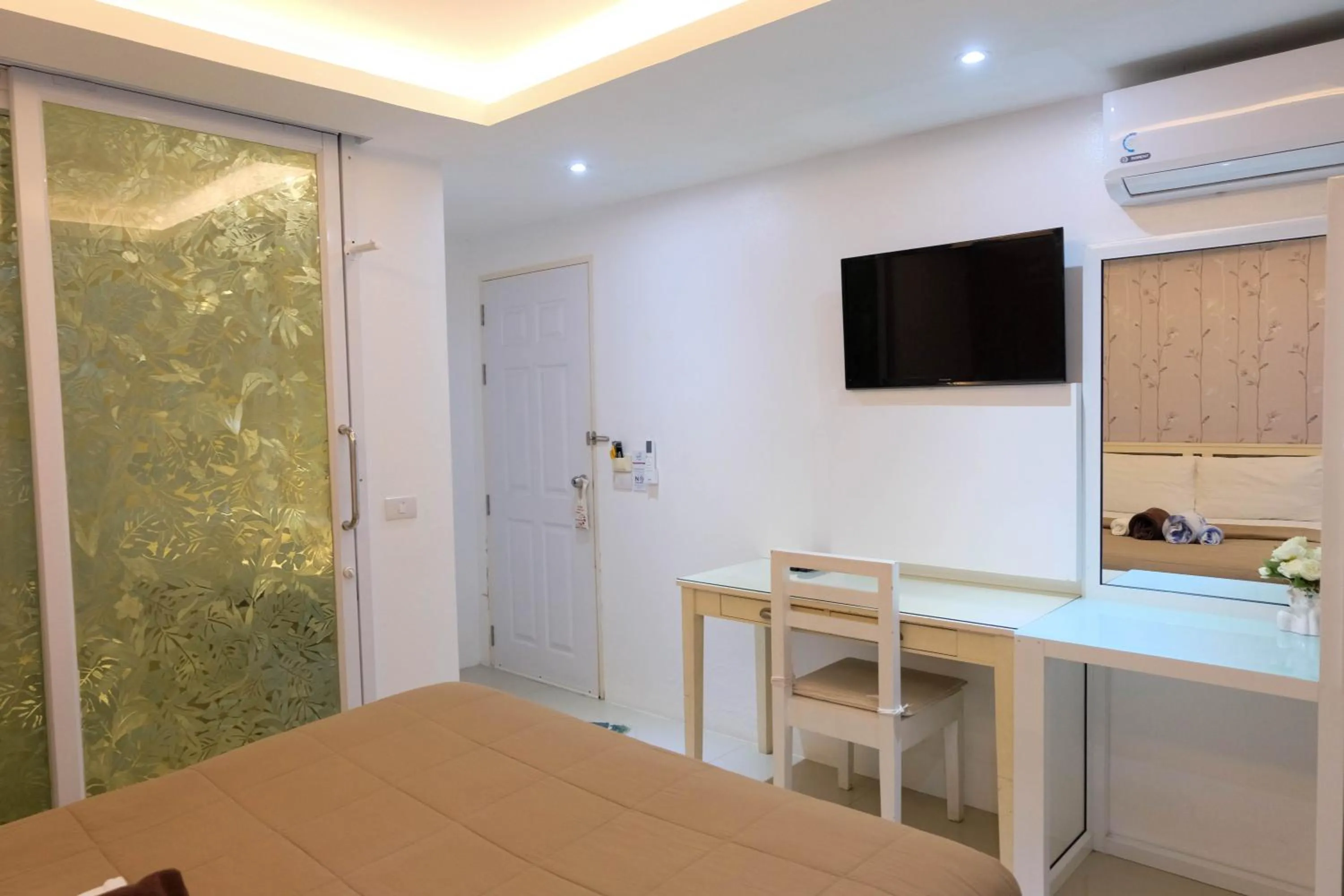 TV and multimedia, Bed in Baanpoon Apartment