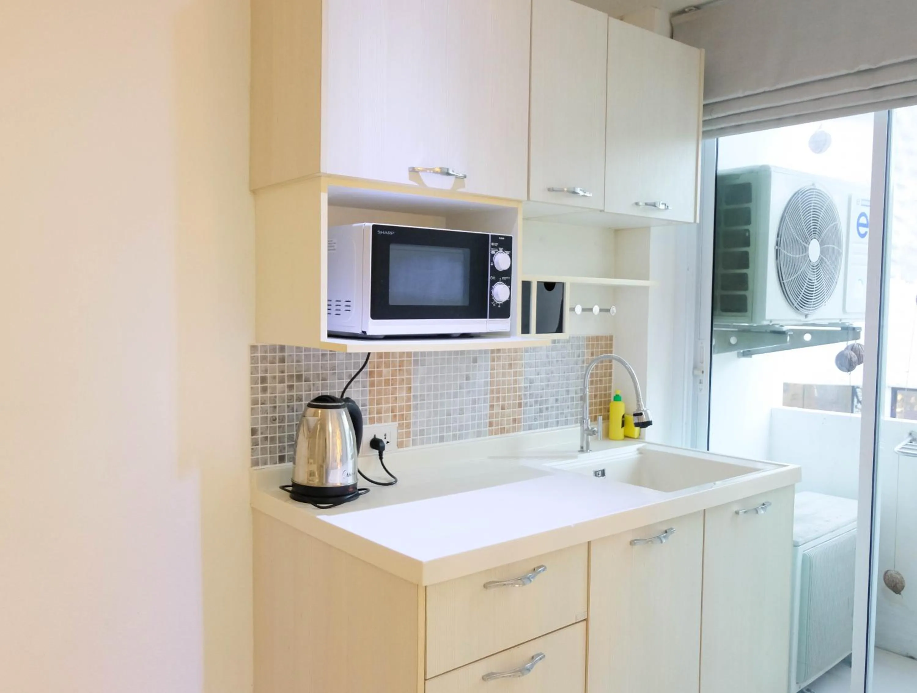 Kitchen or kitchenette in Baanpoon Apartment