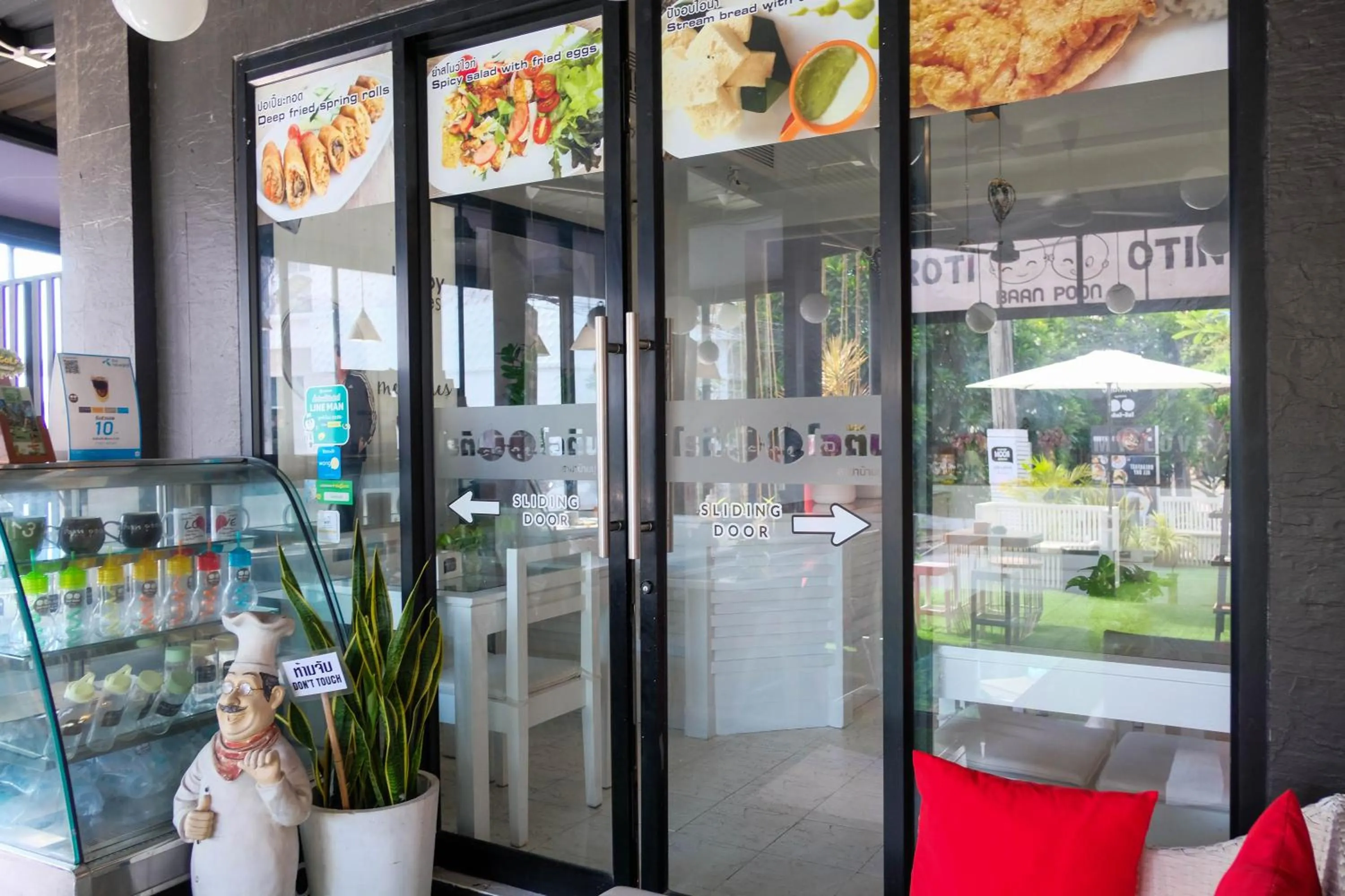 Restaurant/places to eat in Baanpoon Apartment