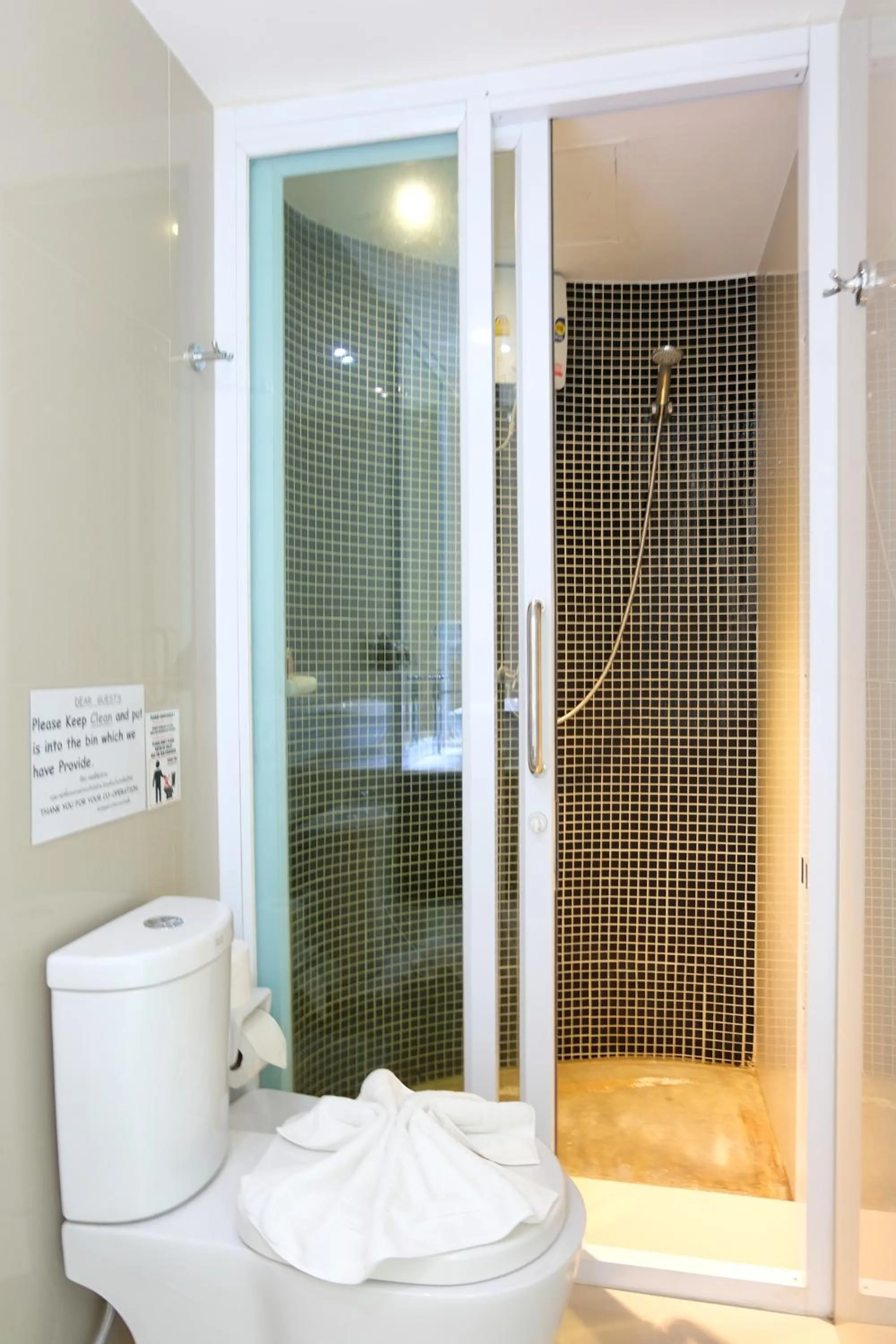 Shower in Baanpoon Apartment