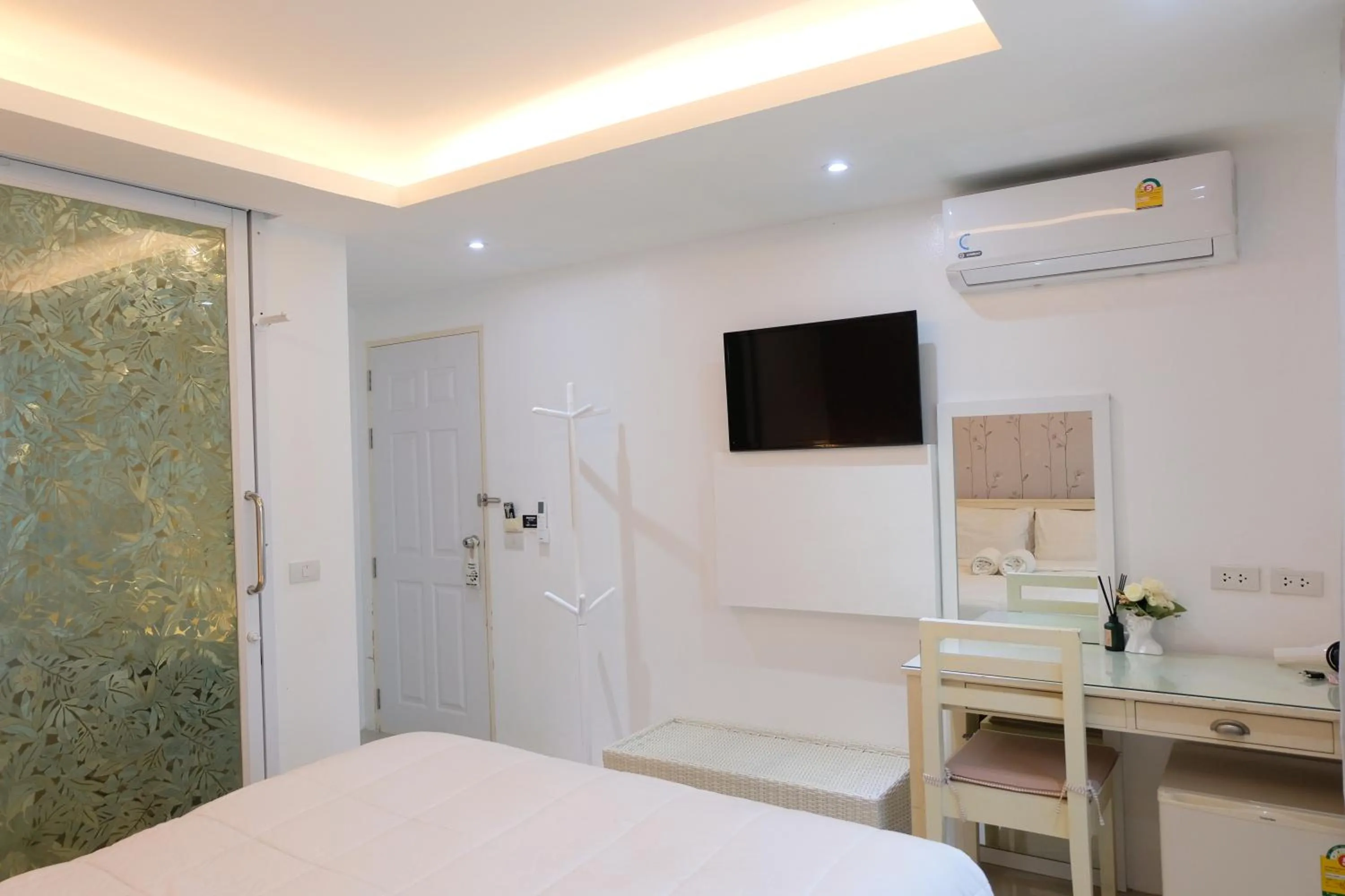 TV and multimedia, Bed in Baanpoon Apartment