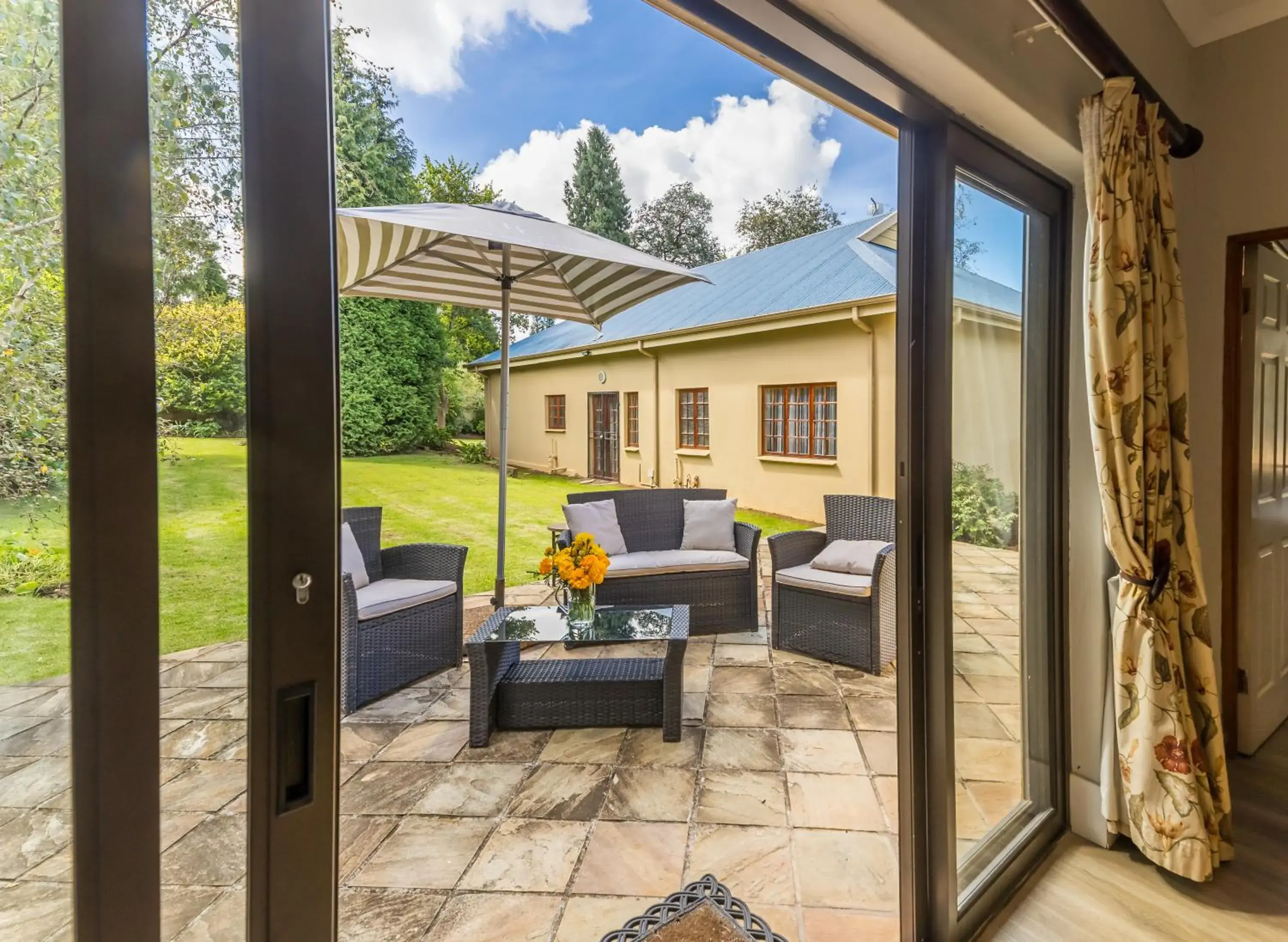 One-Bedroom Suite with Sofa Bed - single occupancy - 294 Van Riebeeck Street in The Rose Cottage B&B One-Bedroom Suite with Sofa Bed - single occupancy - 294 Van Riebeeck Street in The Rose Cottage B&B