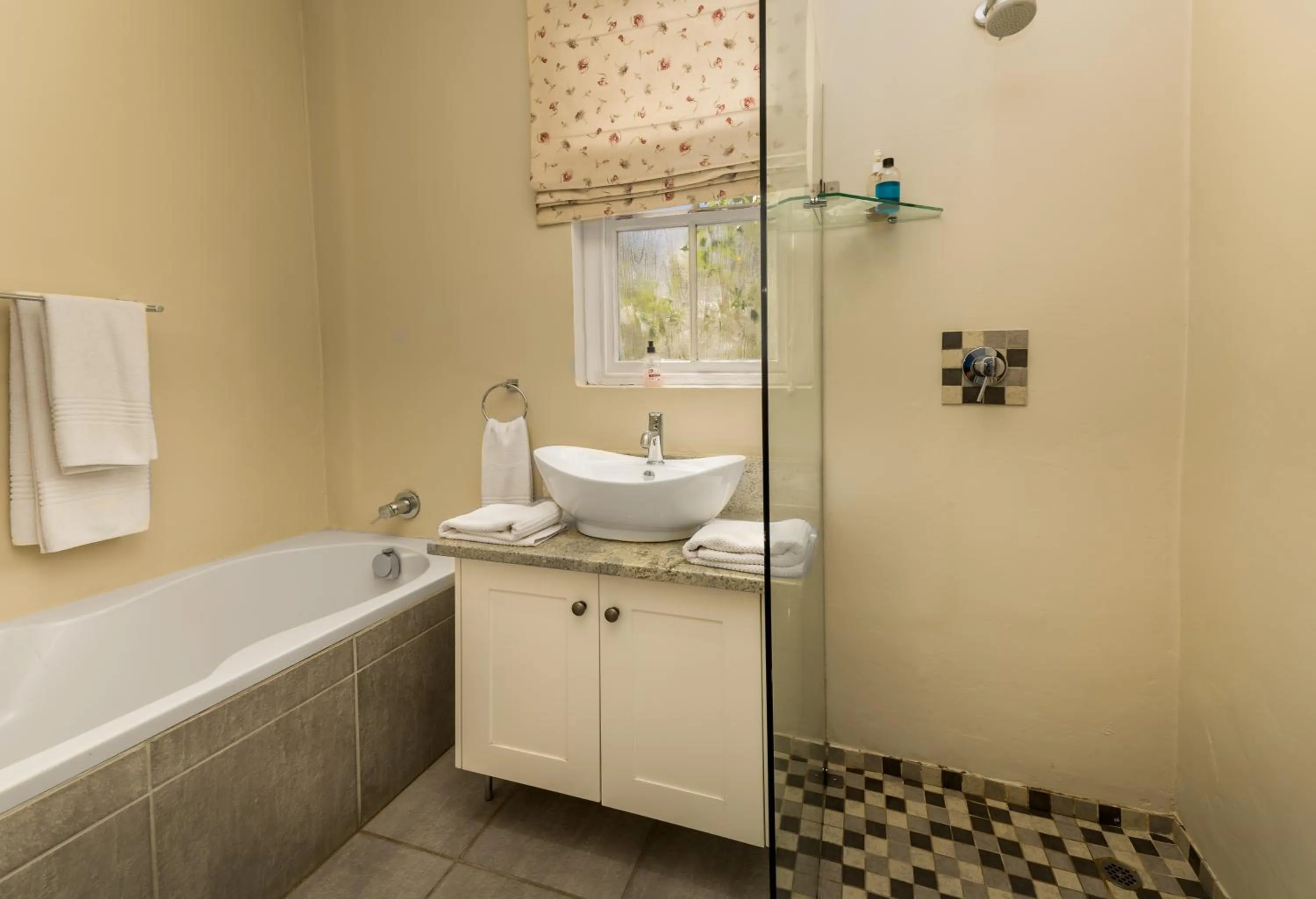 Shower in The Rose Cottage B&B