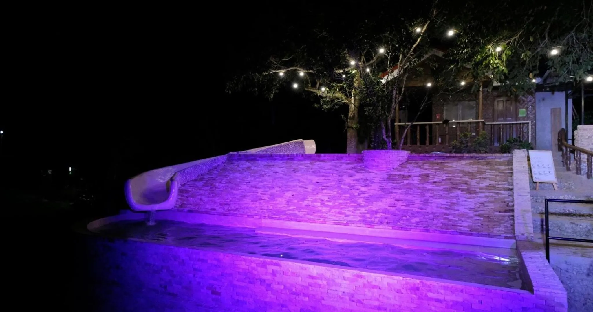 Swimming pool in Mad Monkey Siquijor