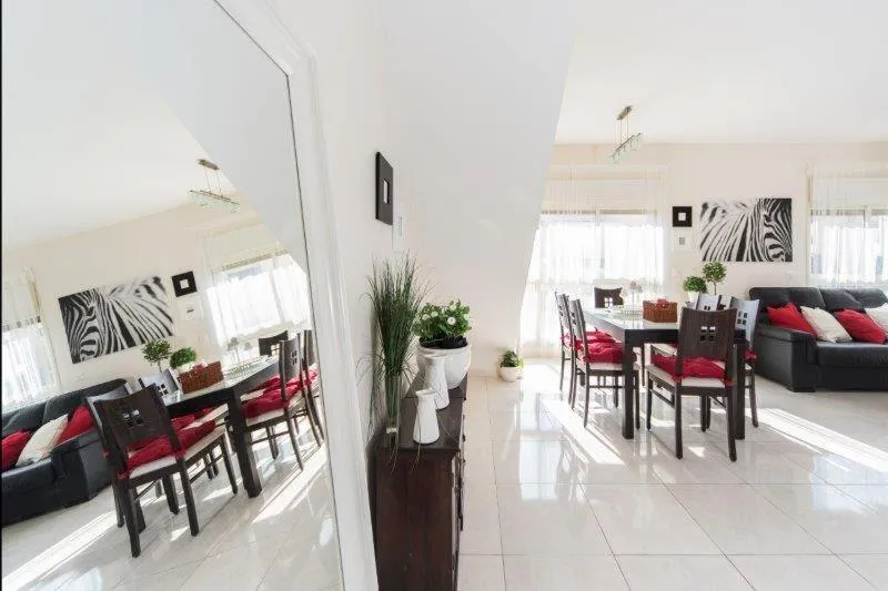 Spacious Duplex with Terrace 3-min From the Beach