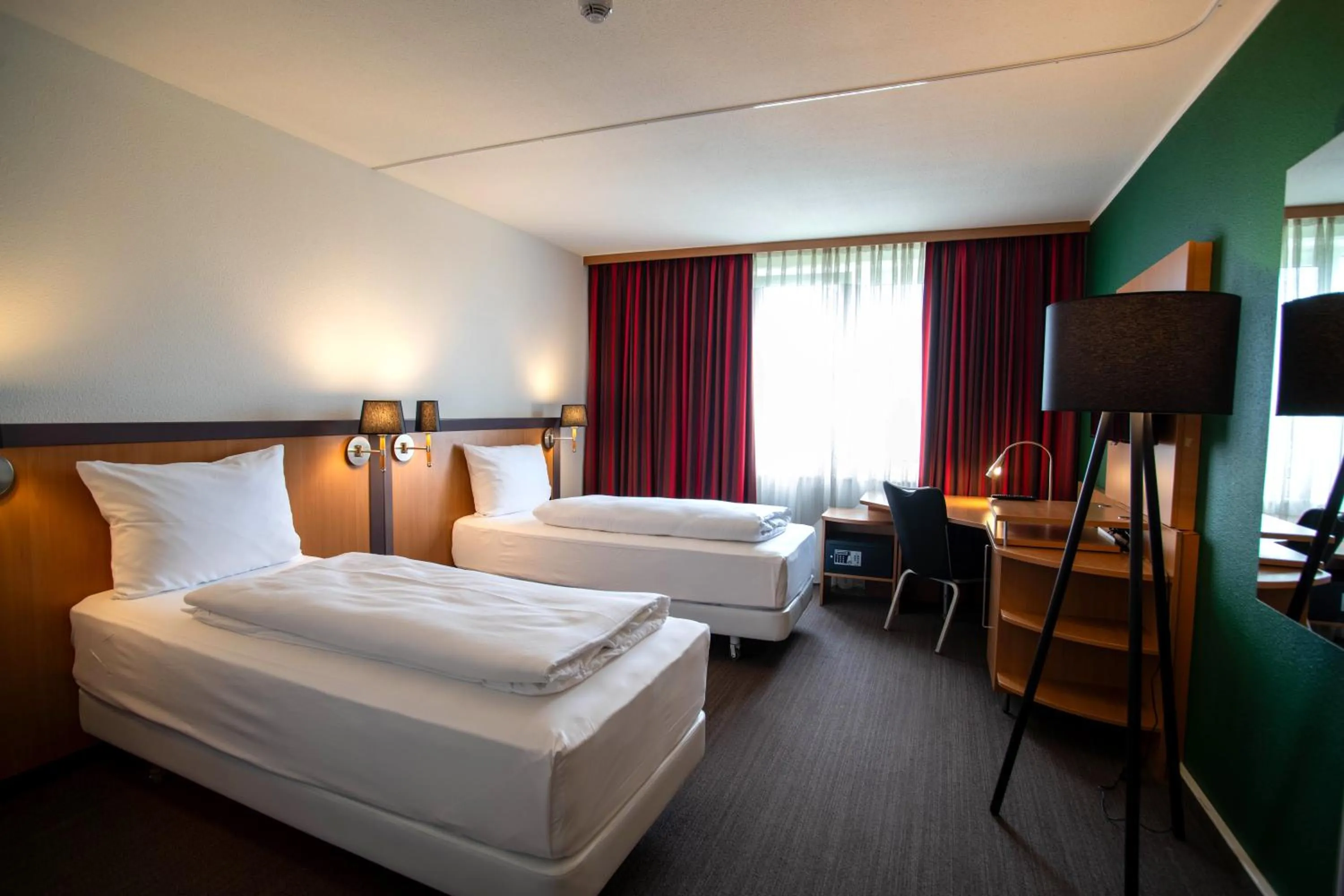 Photo of the whole room, Bed in Best Western Conference Airporthotel Frankfurt Mörfelden