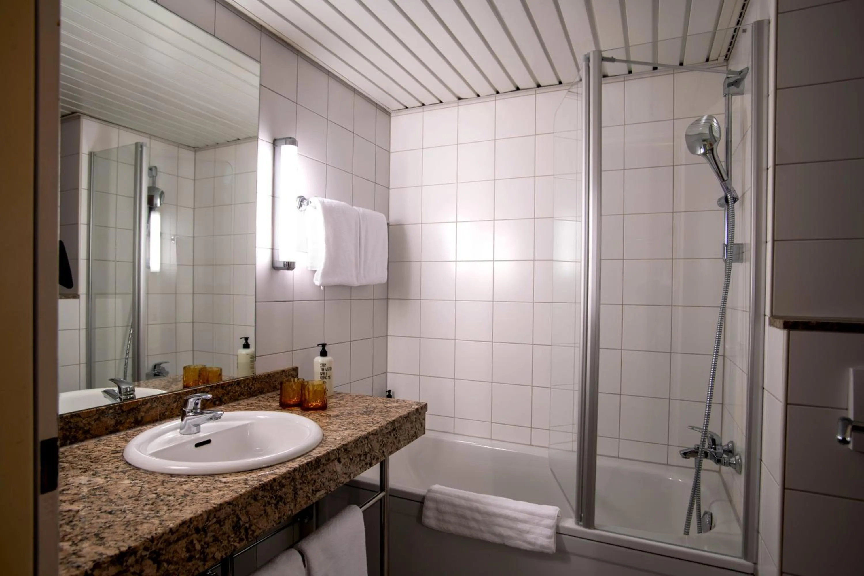 Bathroom in Best Western Conference Airporthotel Frankfurt Mörfelden