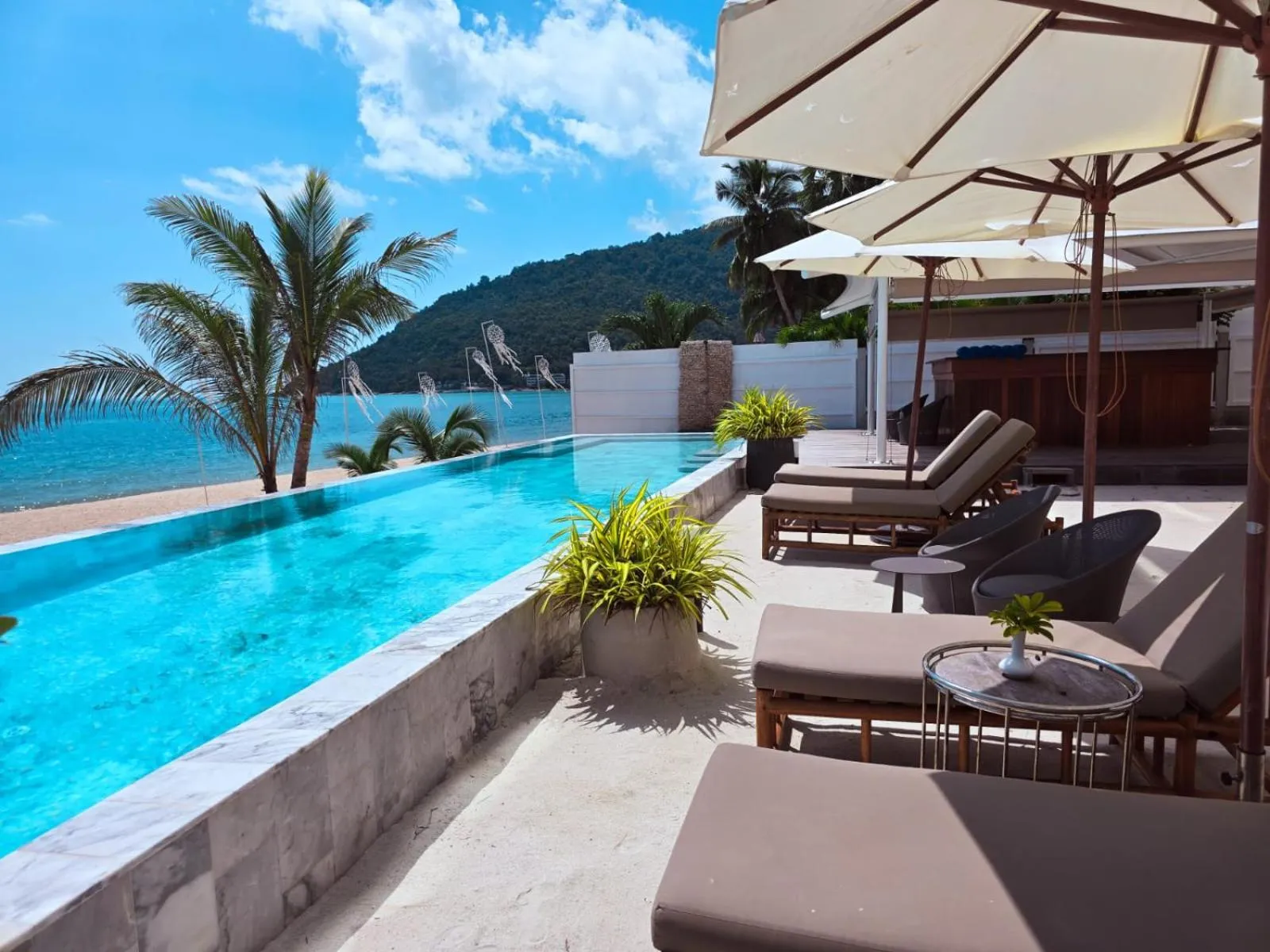 Beach in Elite Atoll Beachfront Hotel