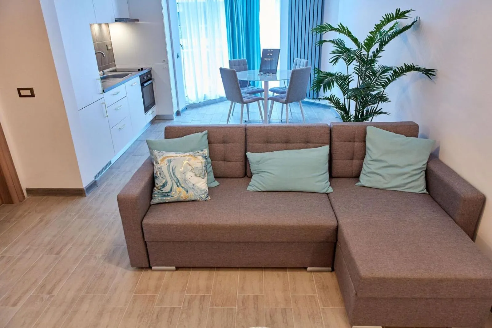 Kitchen or kitchenette in Luxuri by Alz