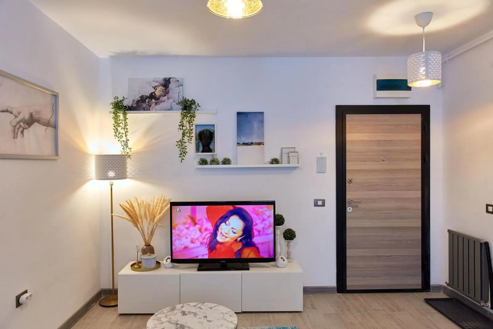 Communal lounge/ TV room in Luxuri by Alz