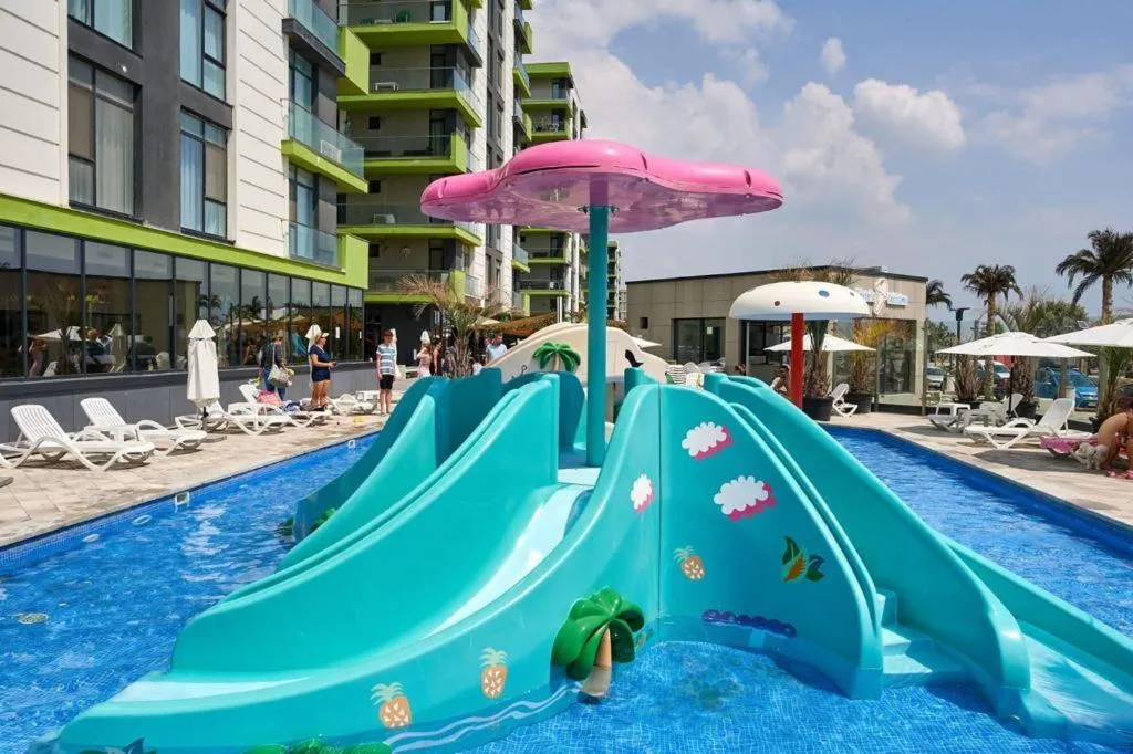 Day in Luxuri by Alz