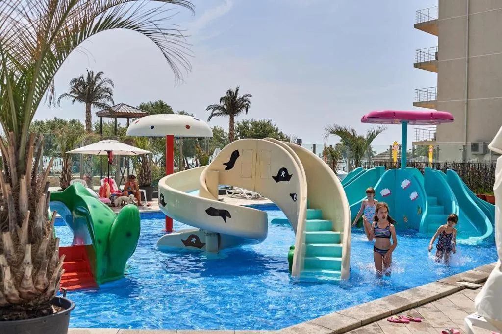 Pool view in Luxuri by Alz