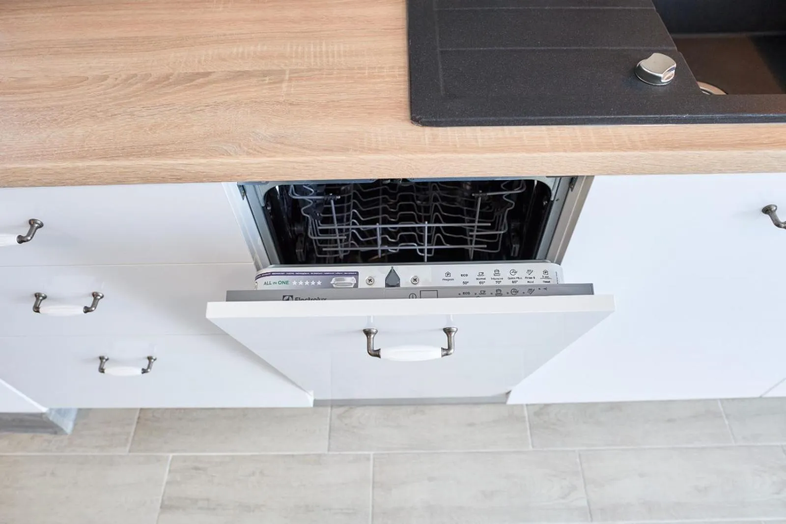 Kitchen or kitchenette in Luxuri by Alz