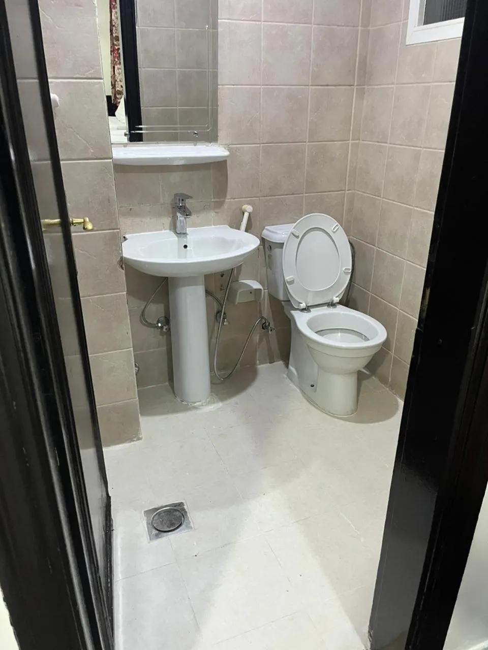 Toilet in Hotel Burj Al Diyafa Mubarak