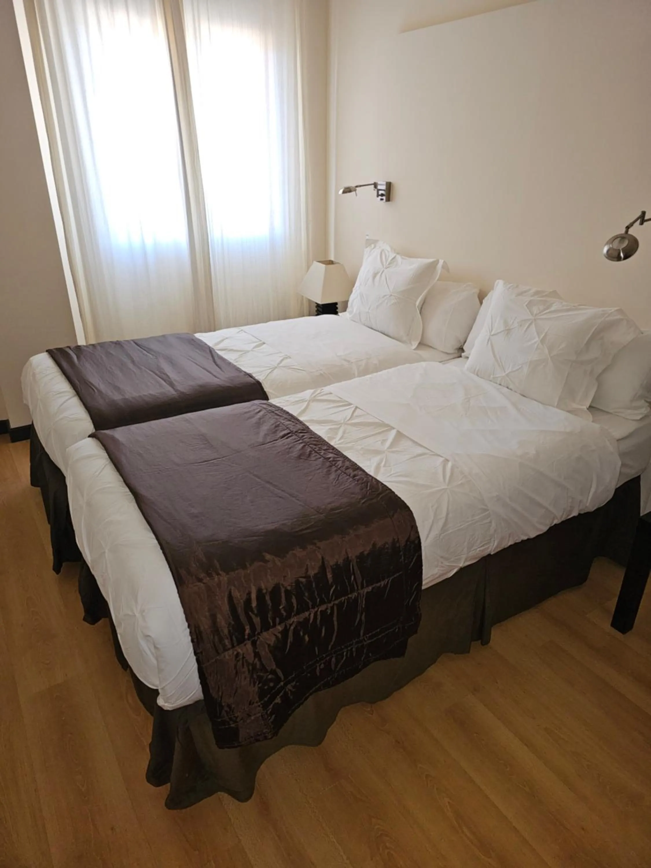 Bed in hotel asador versus