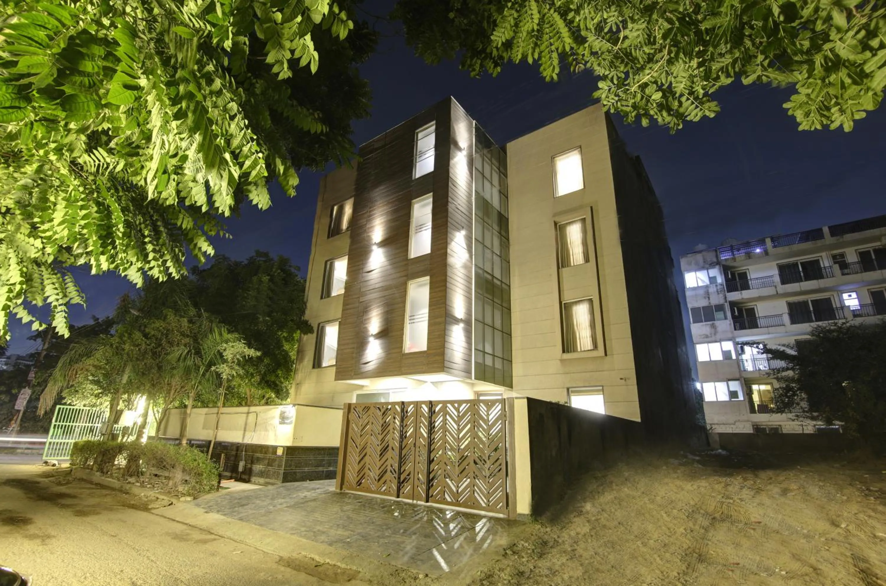 Property building in Saltstayz Select - Galleria Market & Golf Course Road