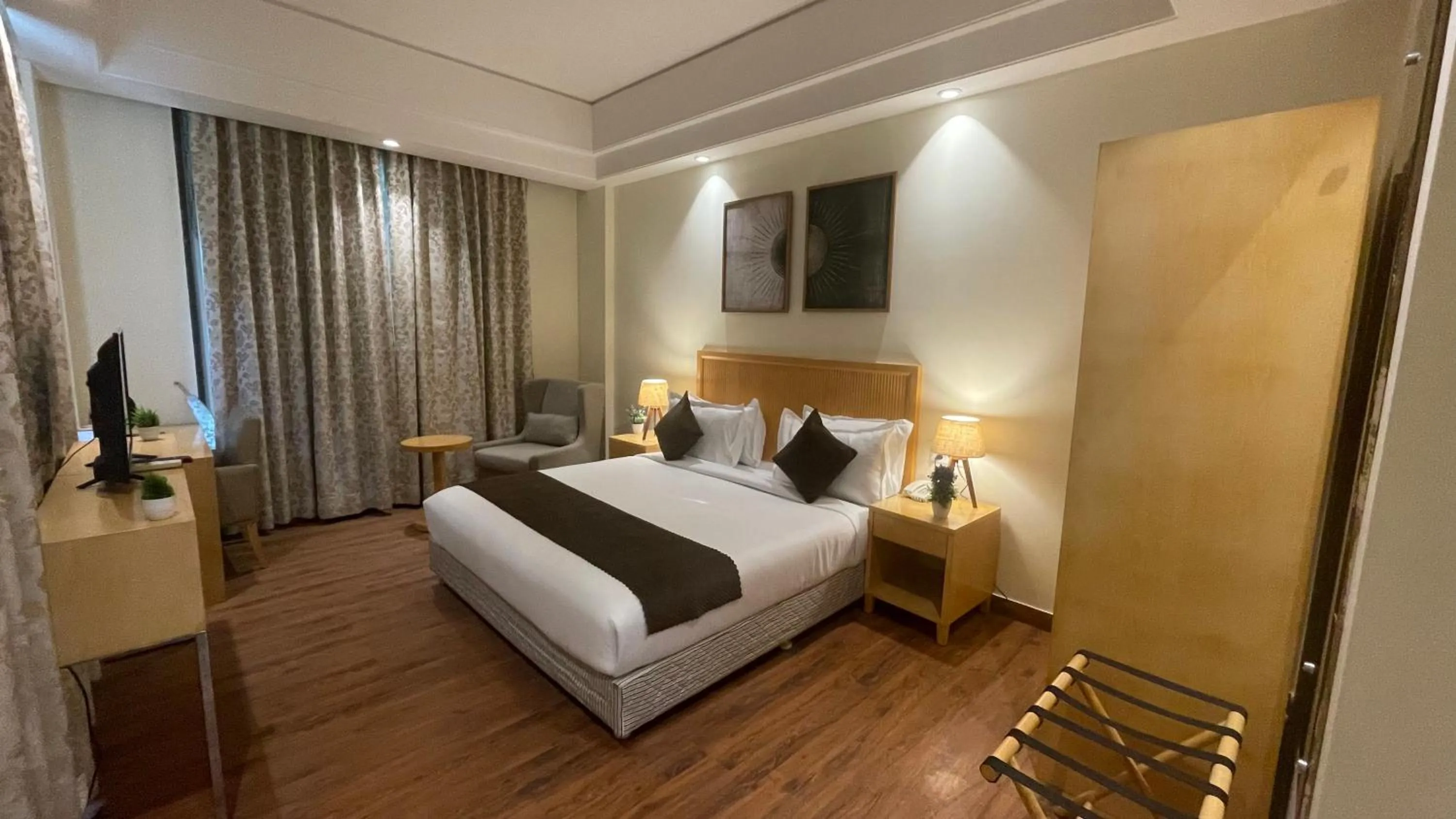 Communal lounge/ TV room, Bed in Saltstayz Select - Galleria Market & Golf Course Road