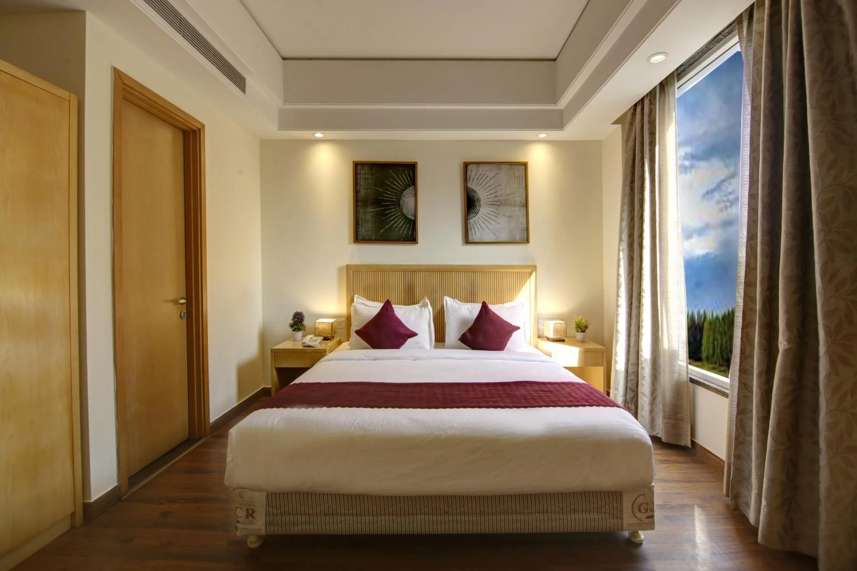 Photo of the whole room, Bed in Saltstayz Select - Galleria Market & Golf Course Road