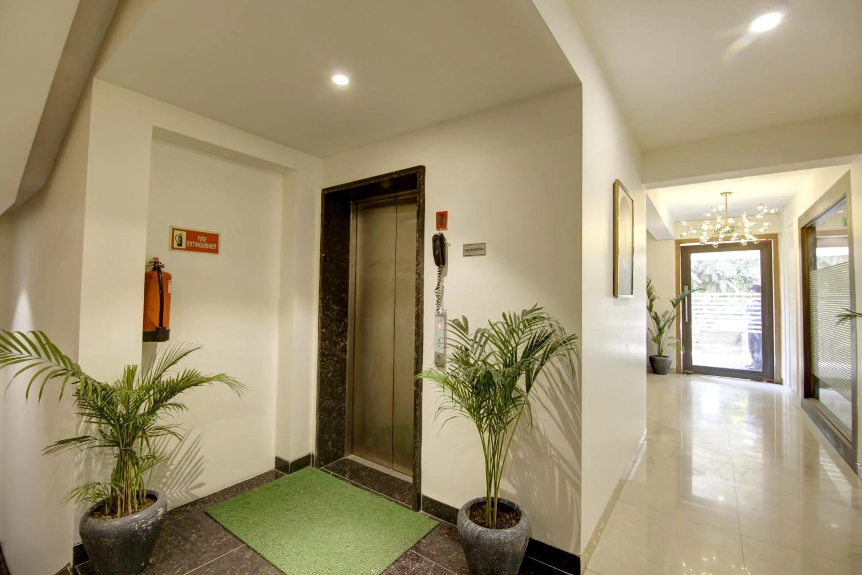 elevator in Saltstayz Select - Galleria Market & Golf Course Road
