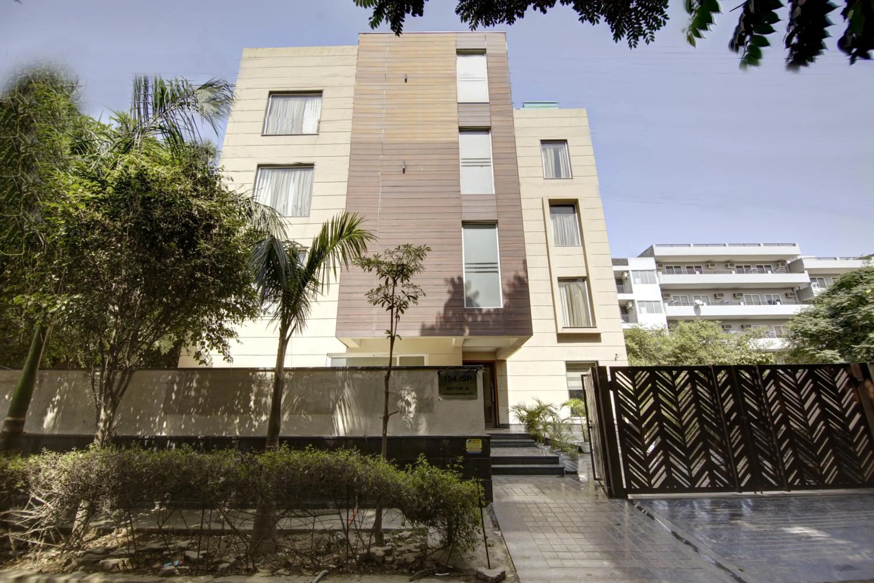 Property building in Saltstayz Select - Galleria Market & Golf Course Road