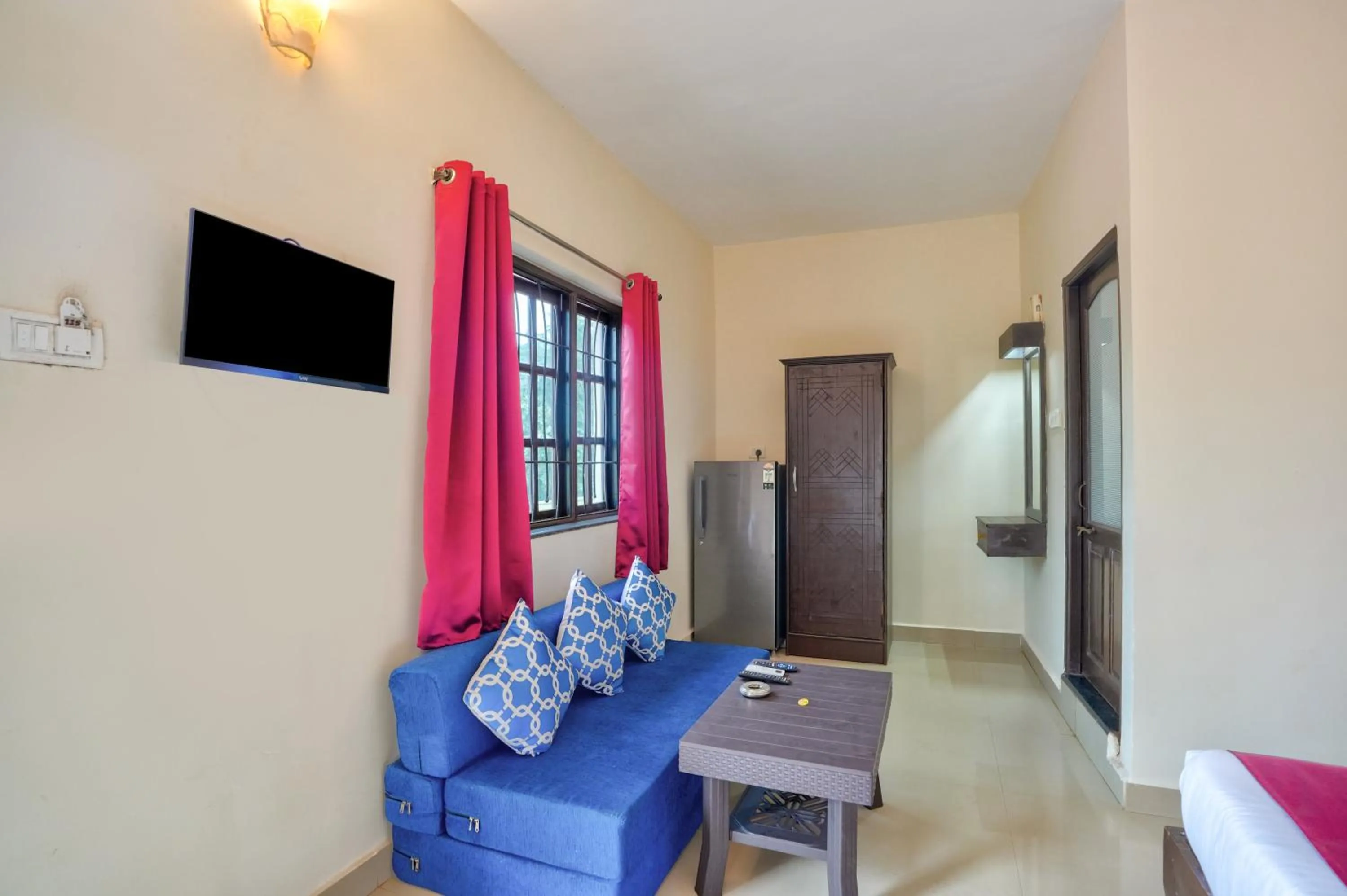 Seating area, Bed in Hotel Salty Waves Baga