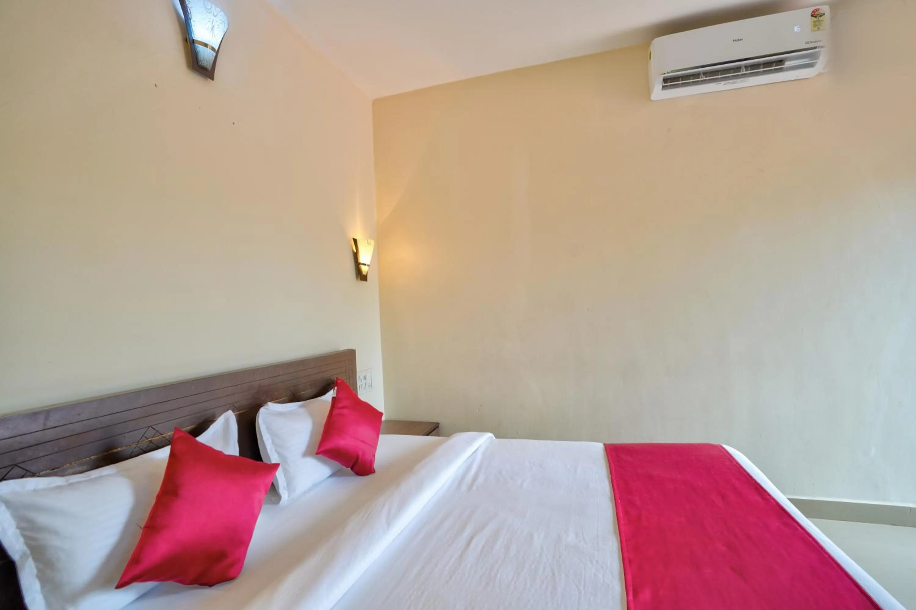 Bedroom, Bed in Hotel Salty Waves Baga