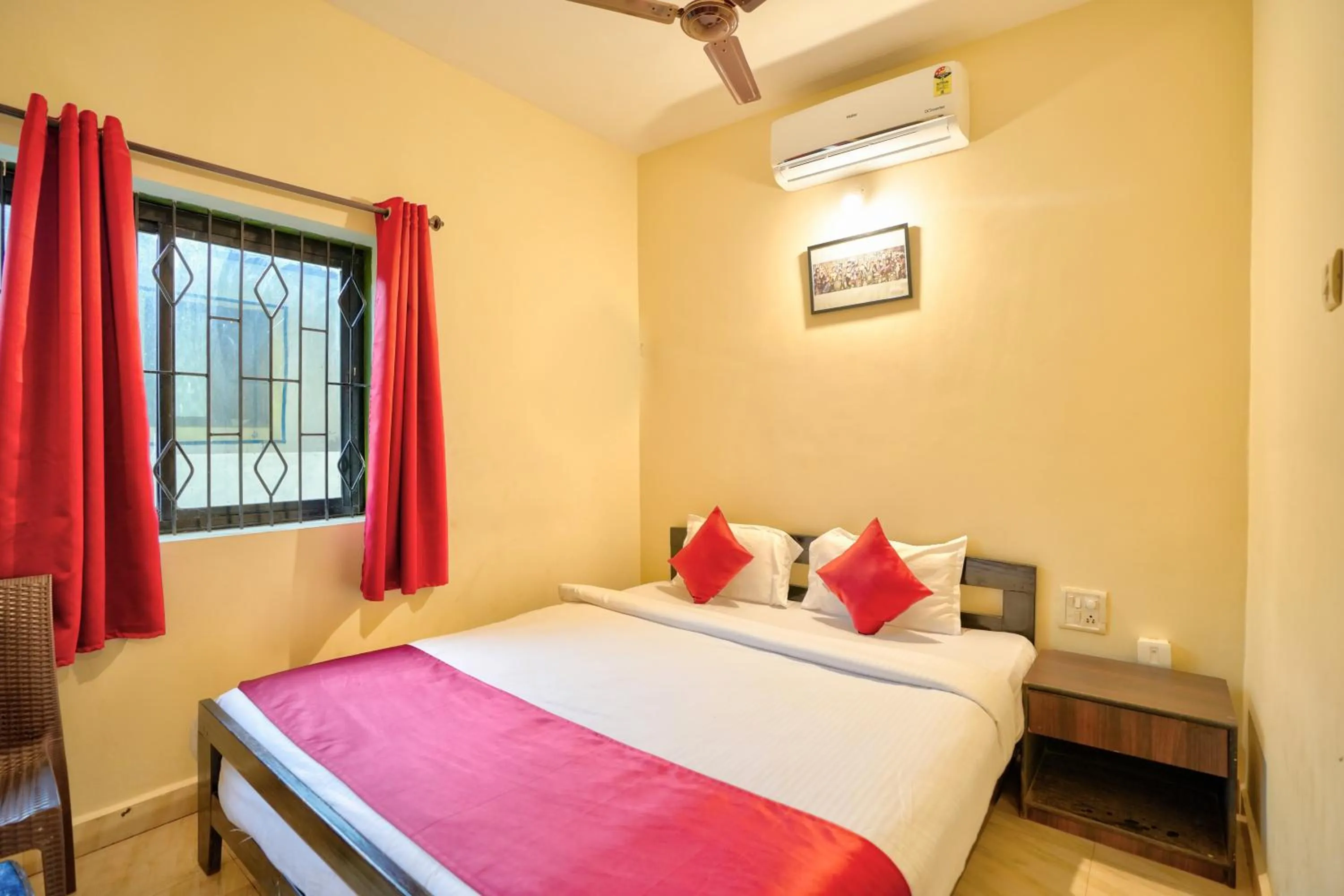 Bedroom, Bed in Hotel Salty Waves Baga