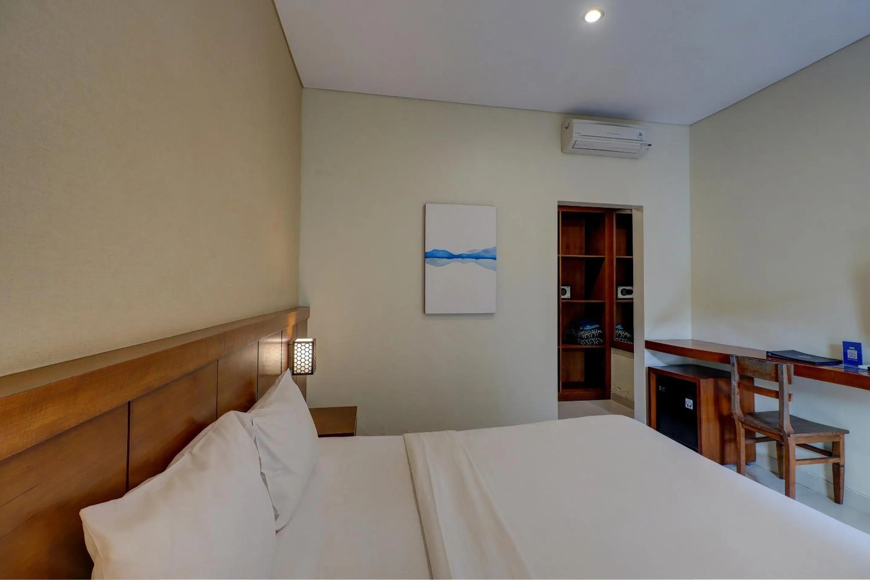 Bedroom in OYO Life 92852 Singgah Hotel Legian