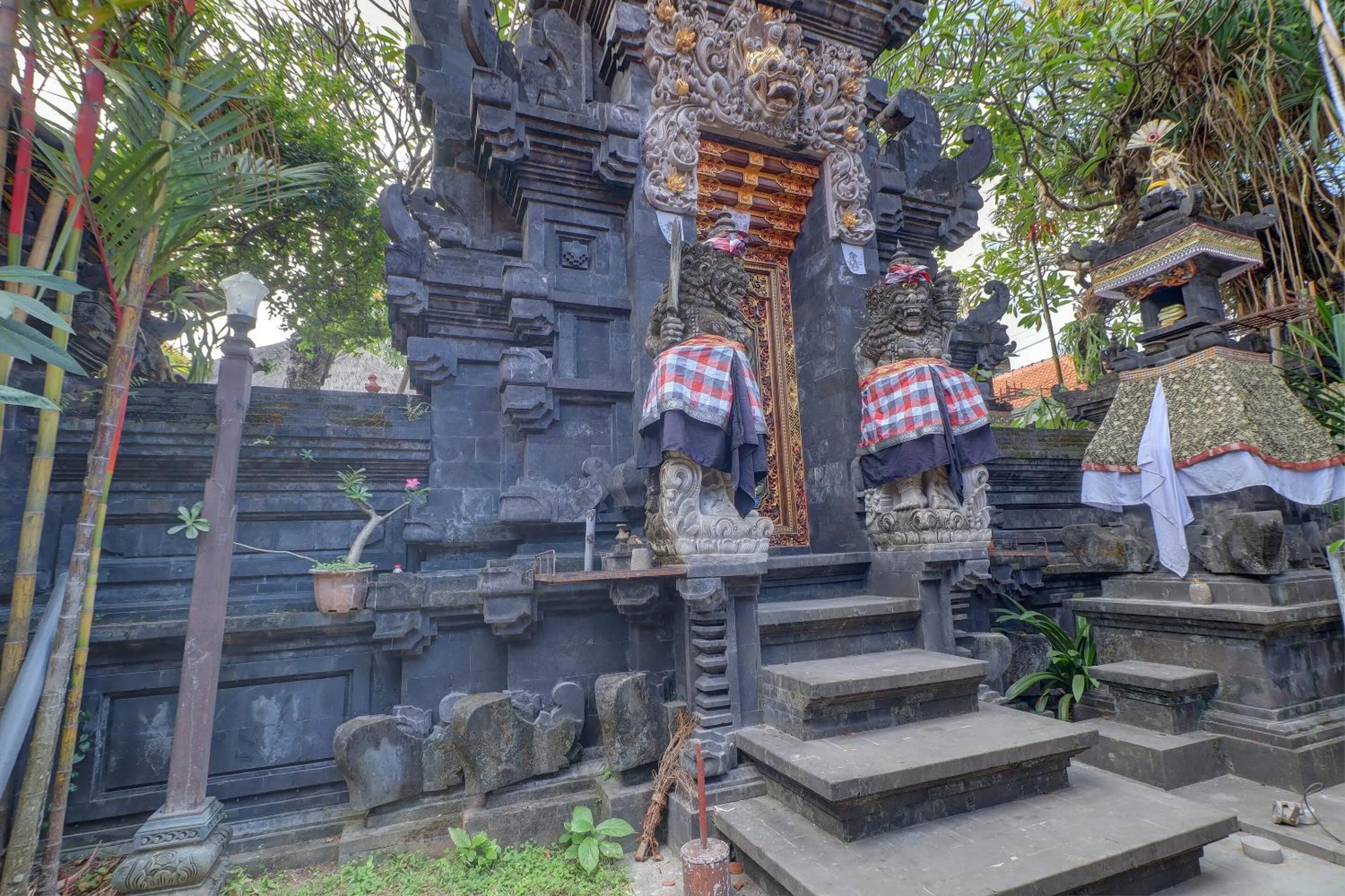 Facade/entrance in OYO Life 92852 Singgah Hotel Legian