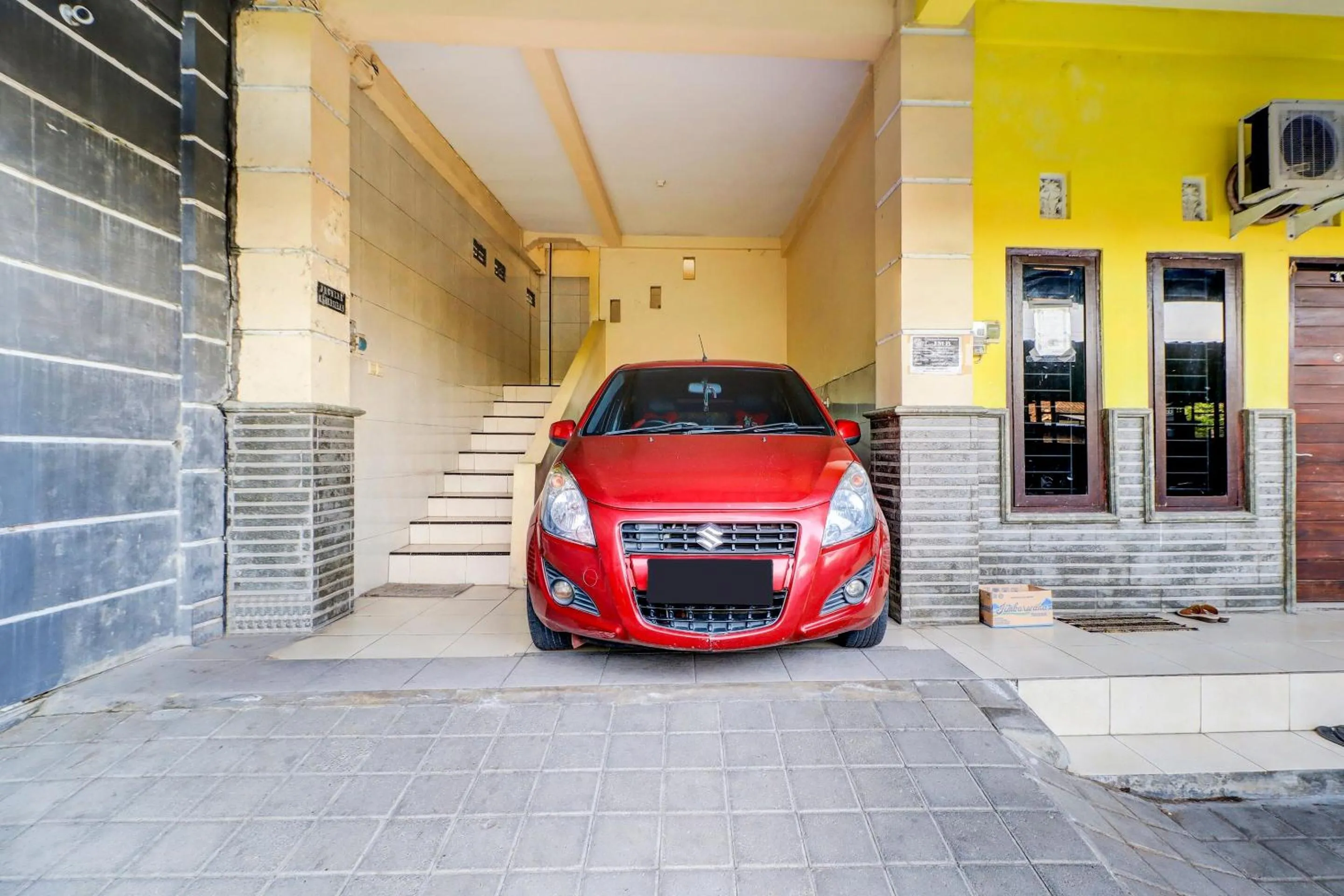 Facade/entrance in OYO Life 92841 Kos 88