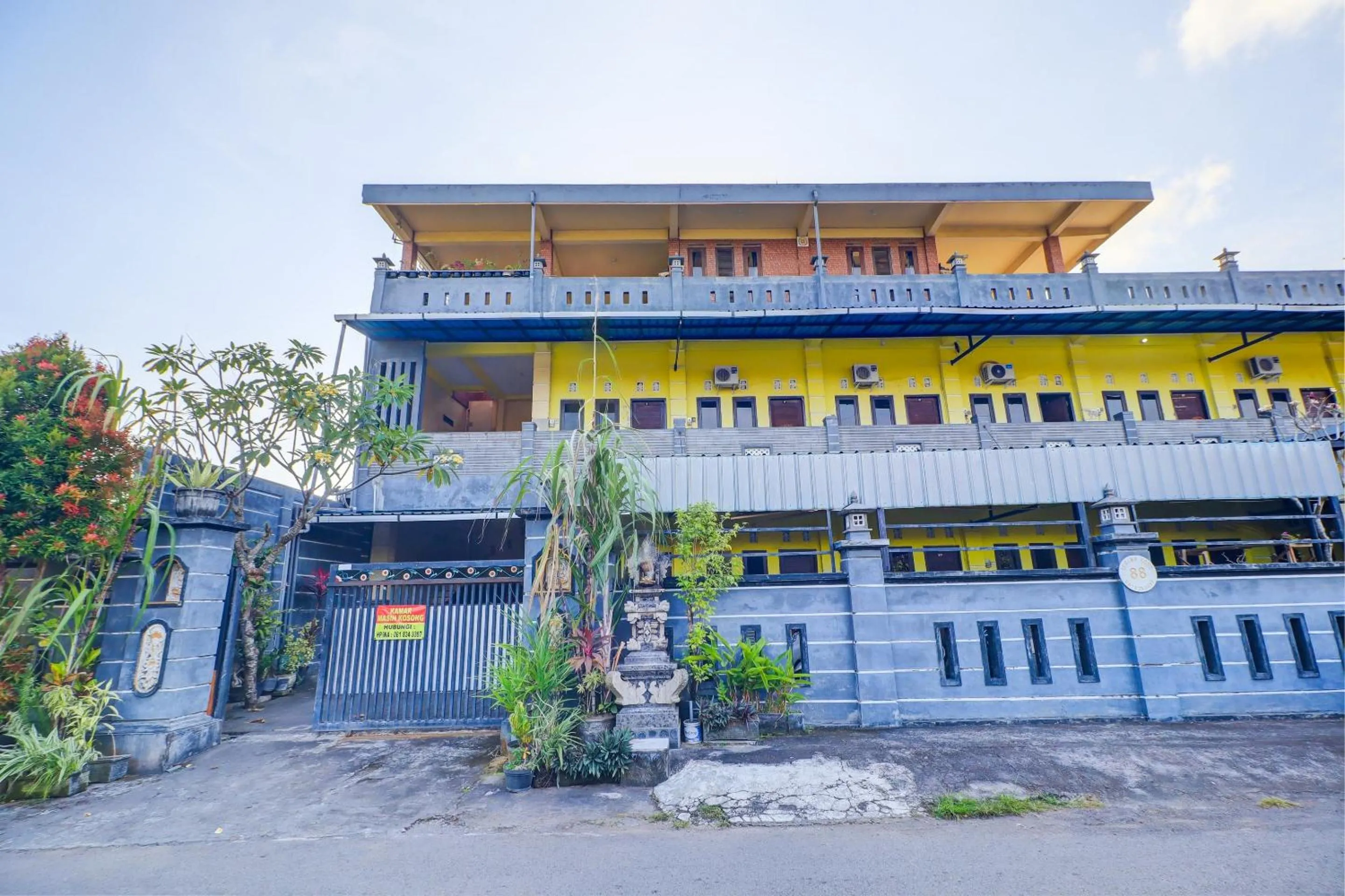 Facade/entrance in OYO Life 92841 Kos 88