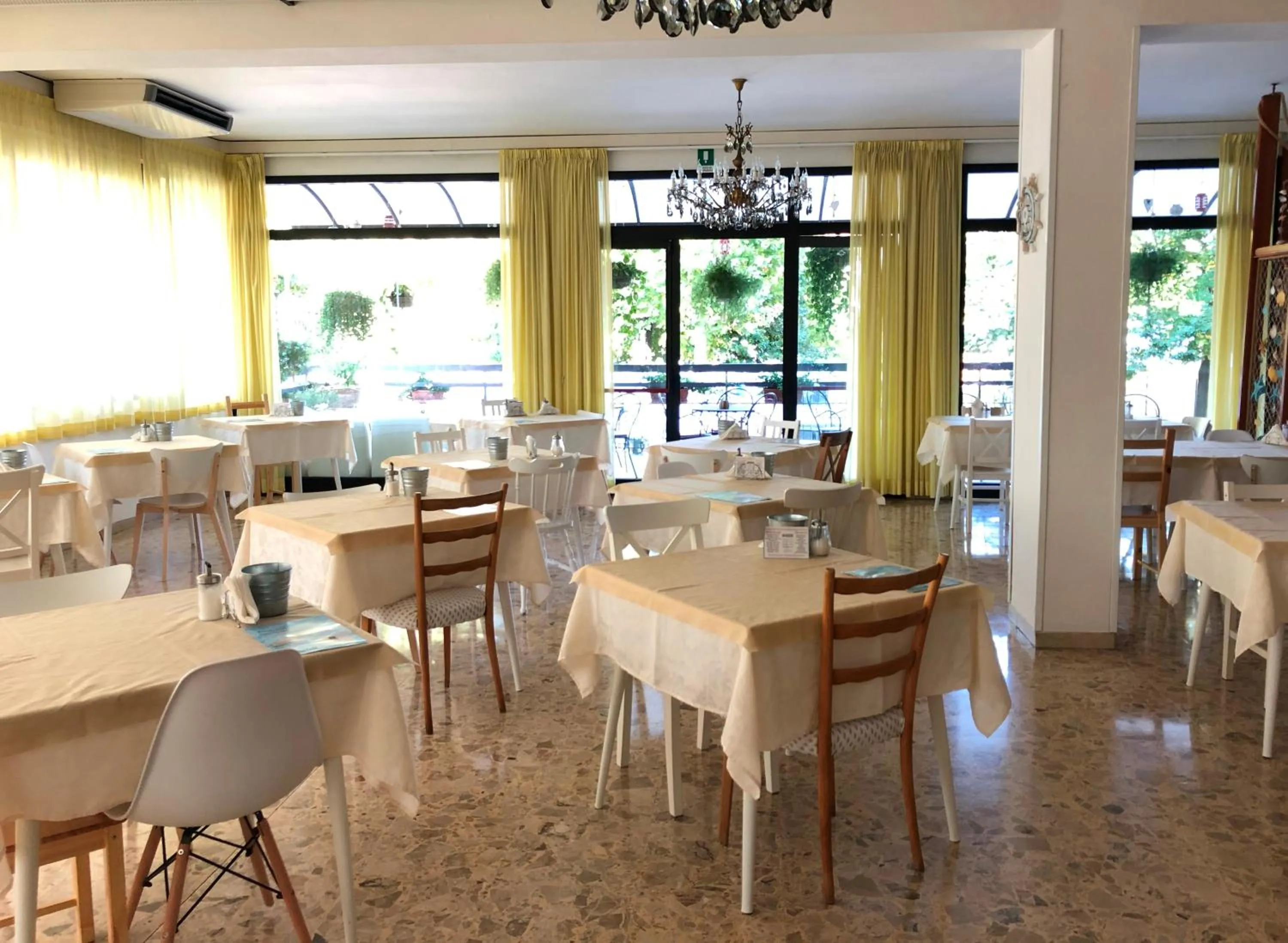 Restaurant/places to eat in Hotel Lux