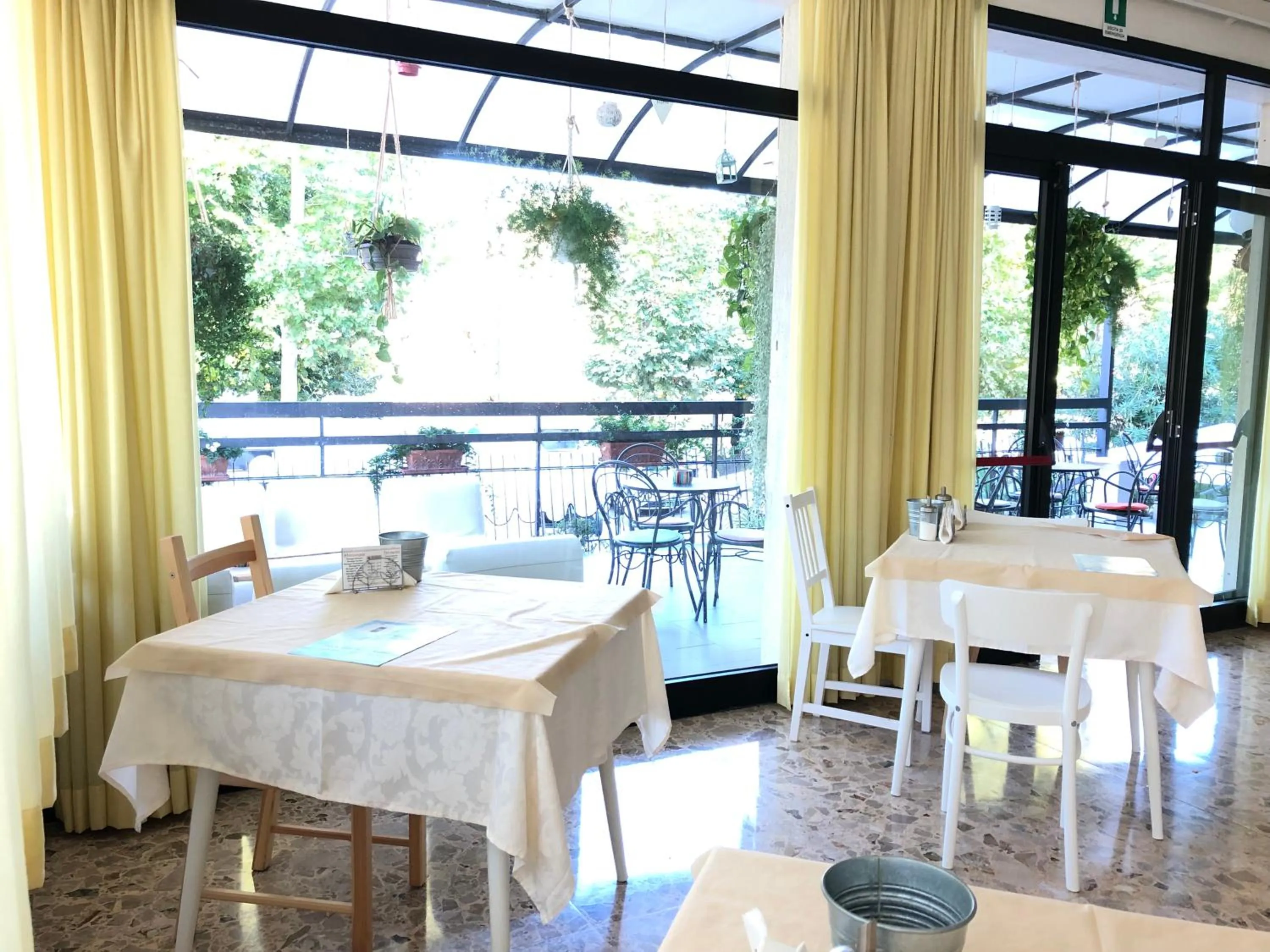 Restaurant/places to eat in Hotel Lux