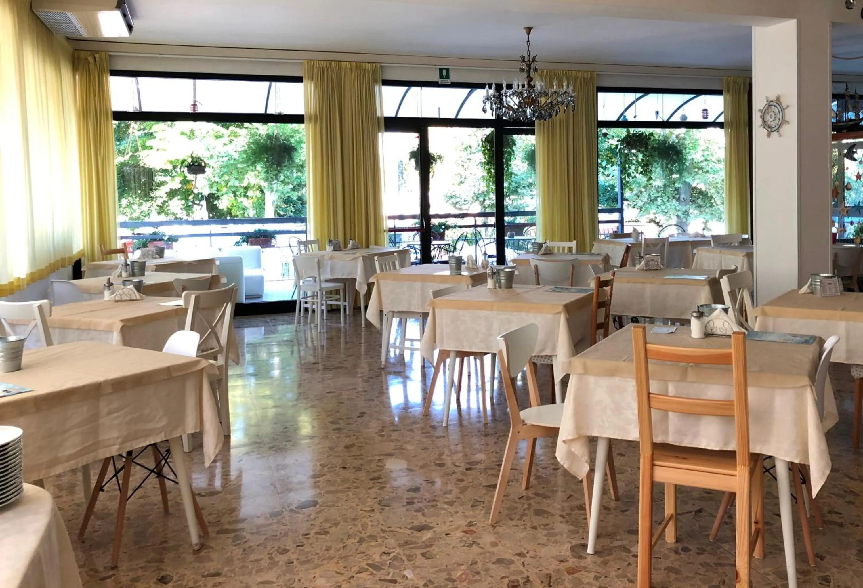 Restaurant/places to eat in Hotel Lux