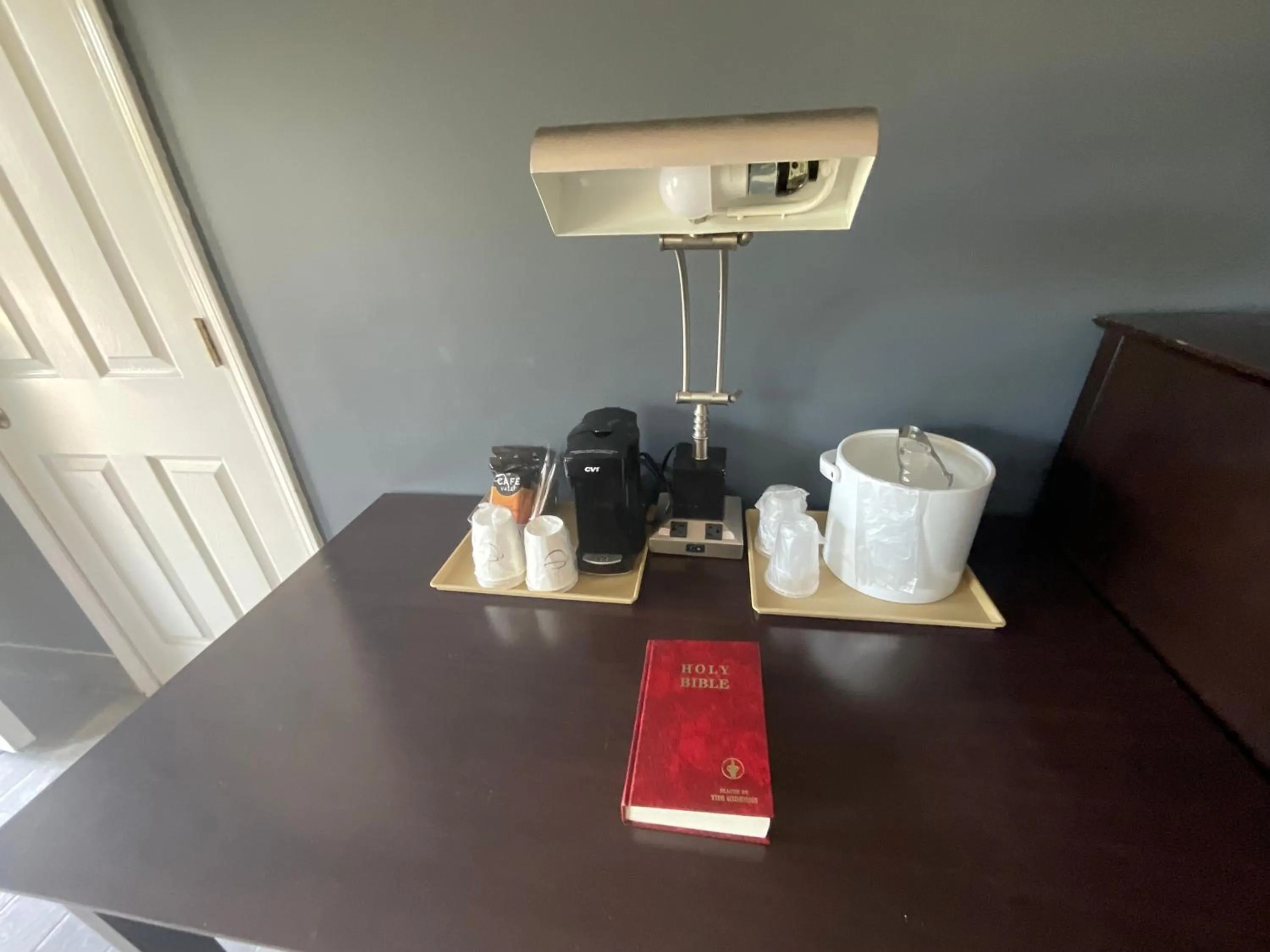 Coffee/tea facilities in SUNSET INN