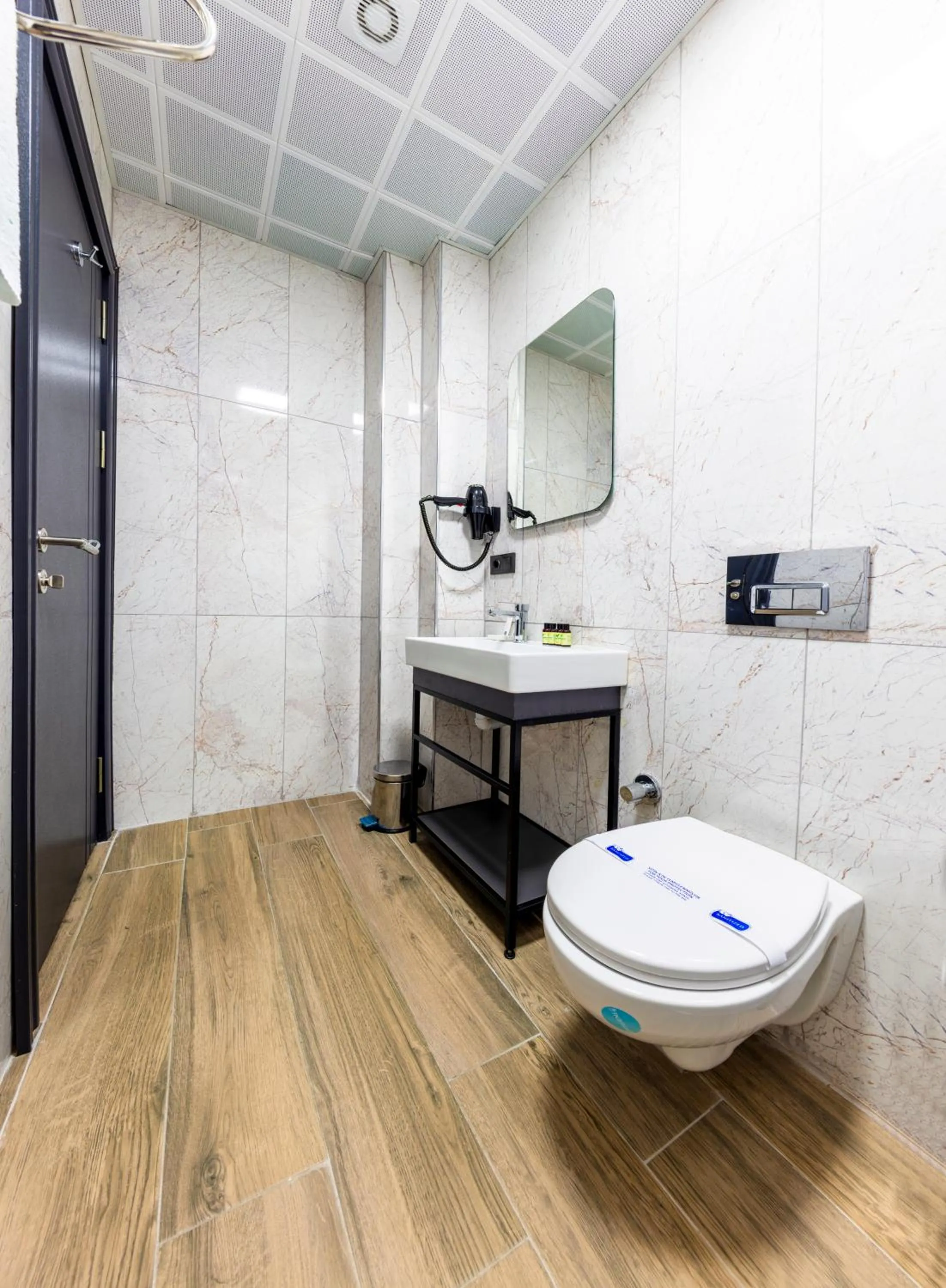 Bathroom in Lenora Airport Hotel