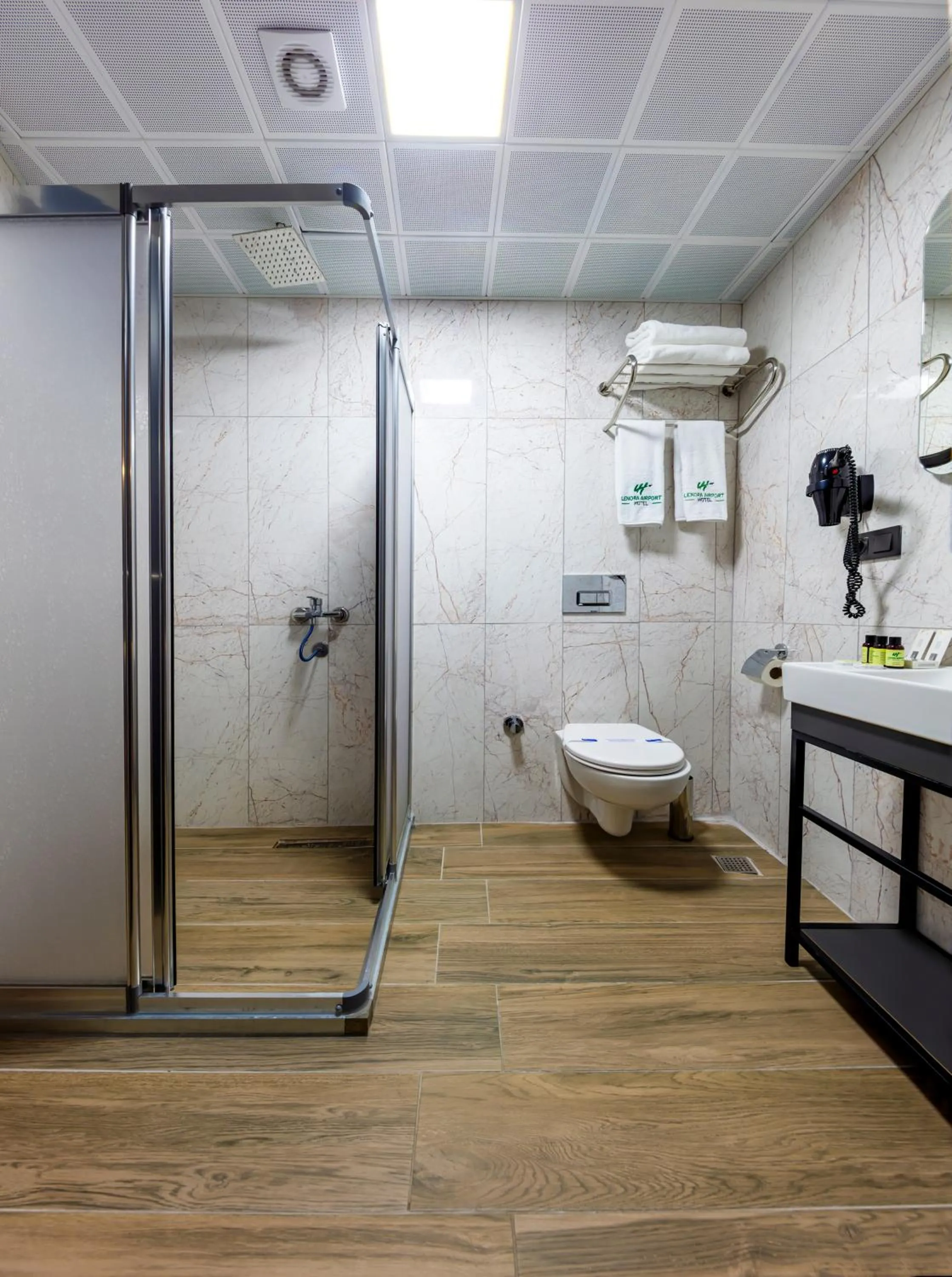 Bathroom in Lenora Airport Hotel