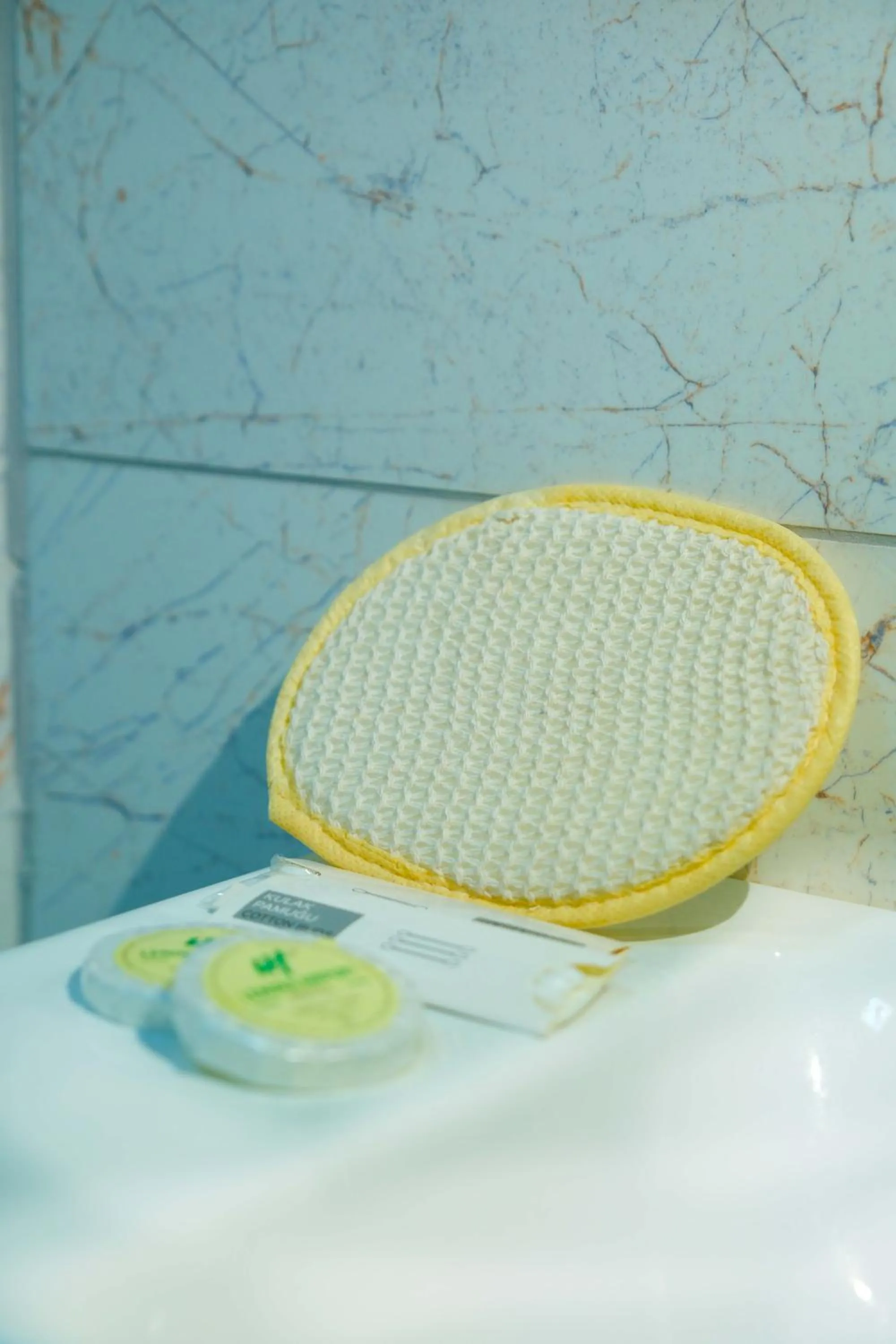 Bathroom in Lenora Airport Hotel