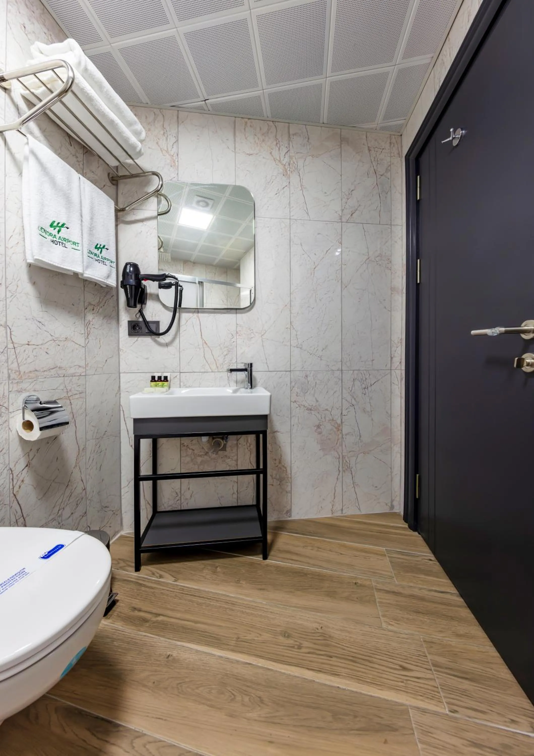 Bathroom in Lenora Airport Hotel