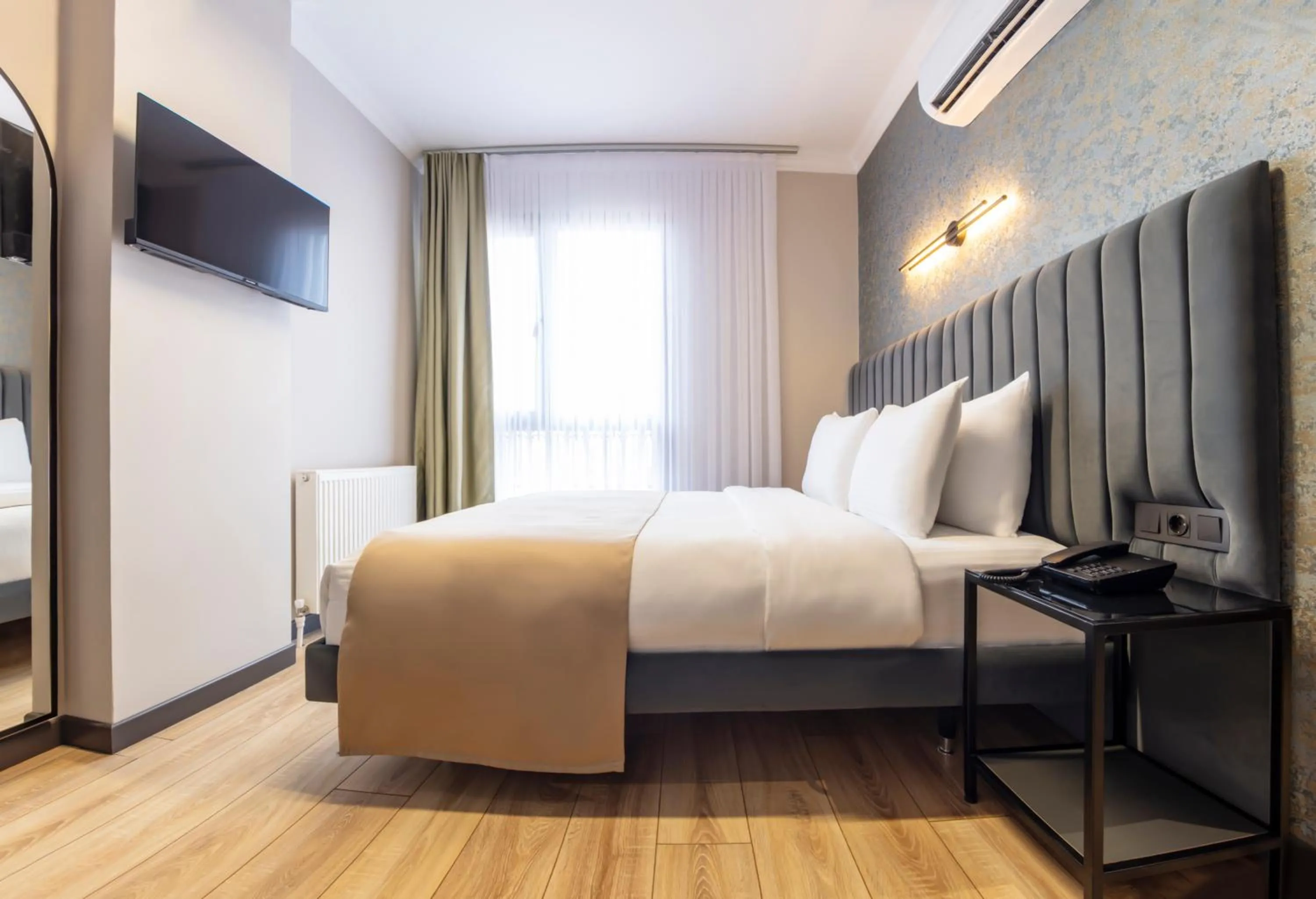 Bed in Lenora Airport Hotel