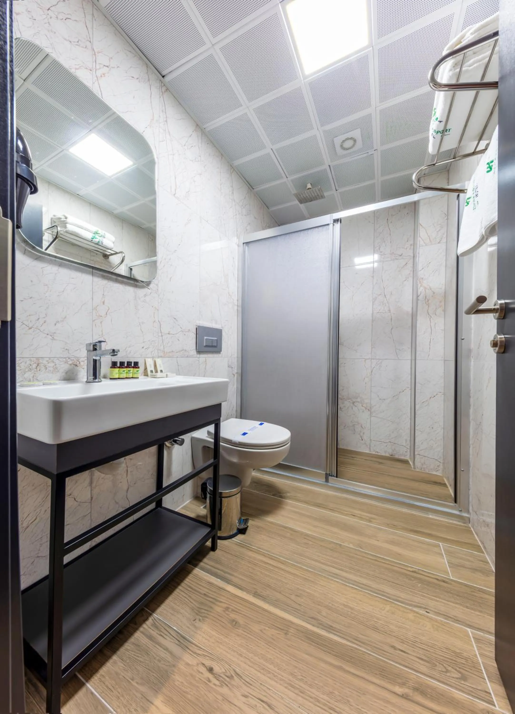 Bathroom in Lenora Airport Hotel