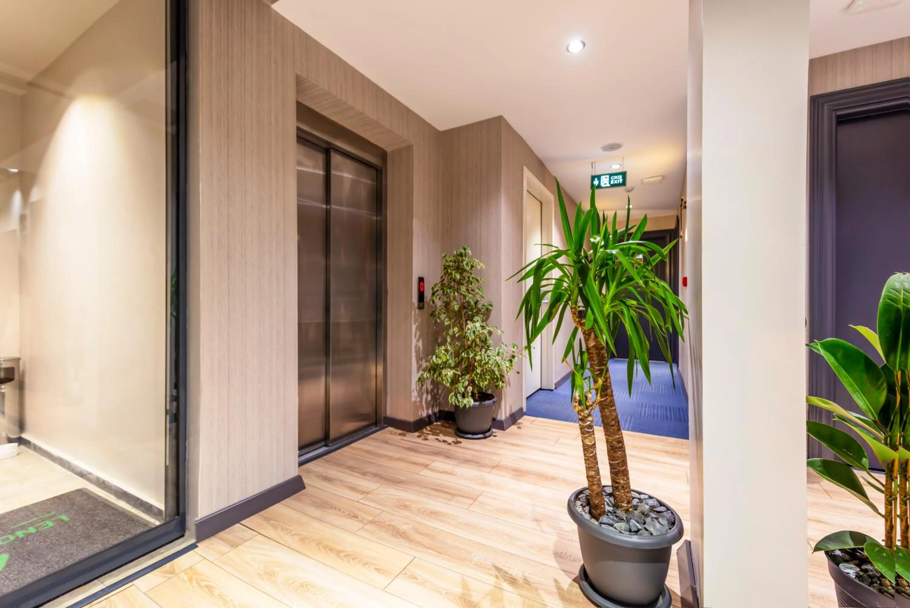 elevator in Lenora Airport Hotel