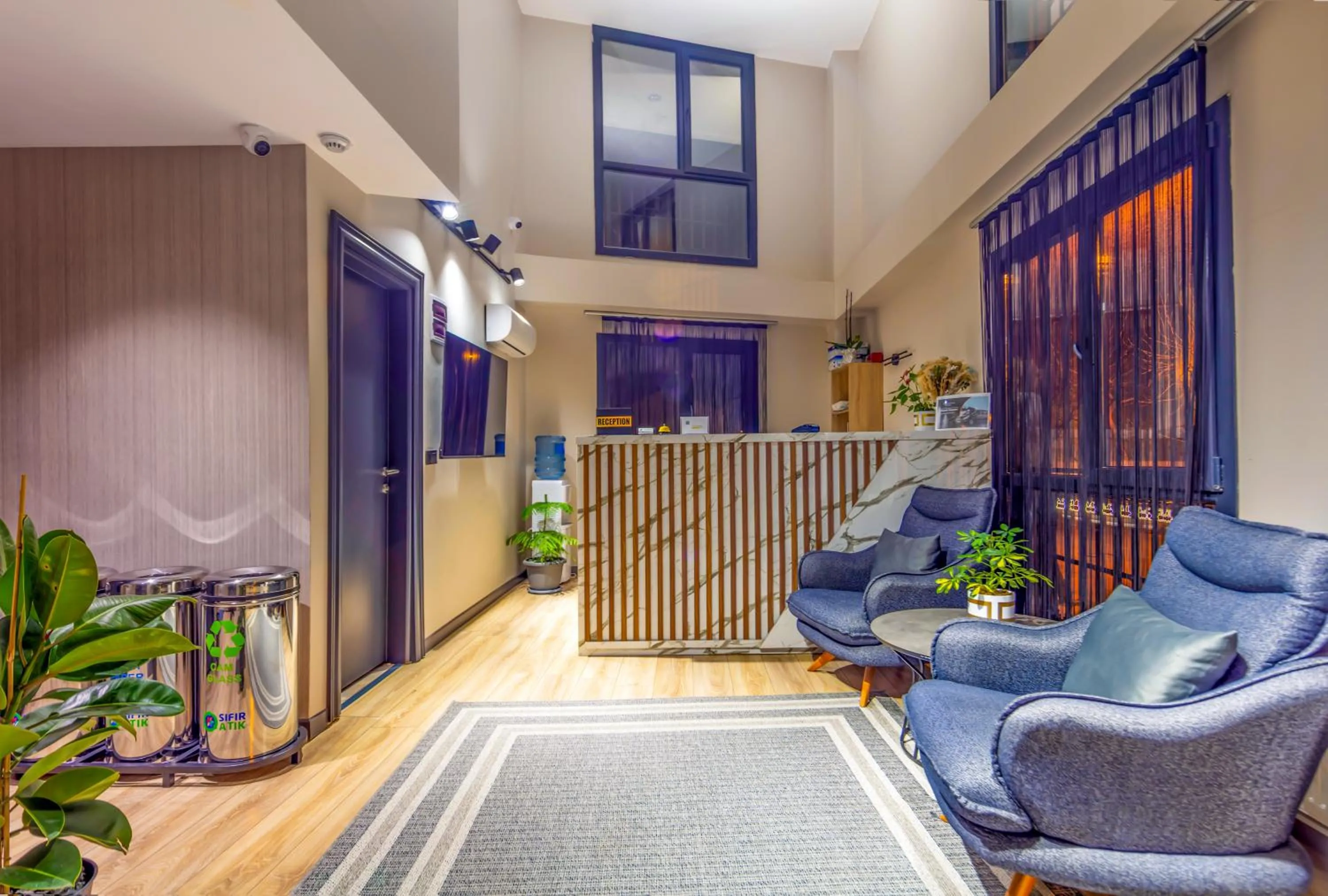 Lobby or reception in Lenora Airport Hotel