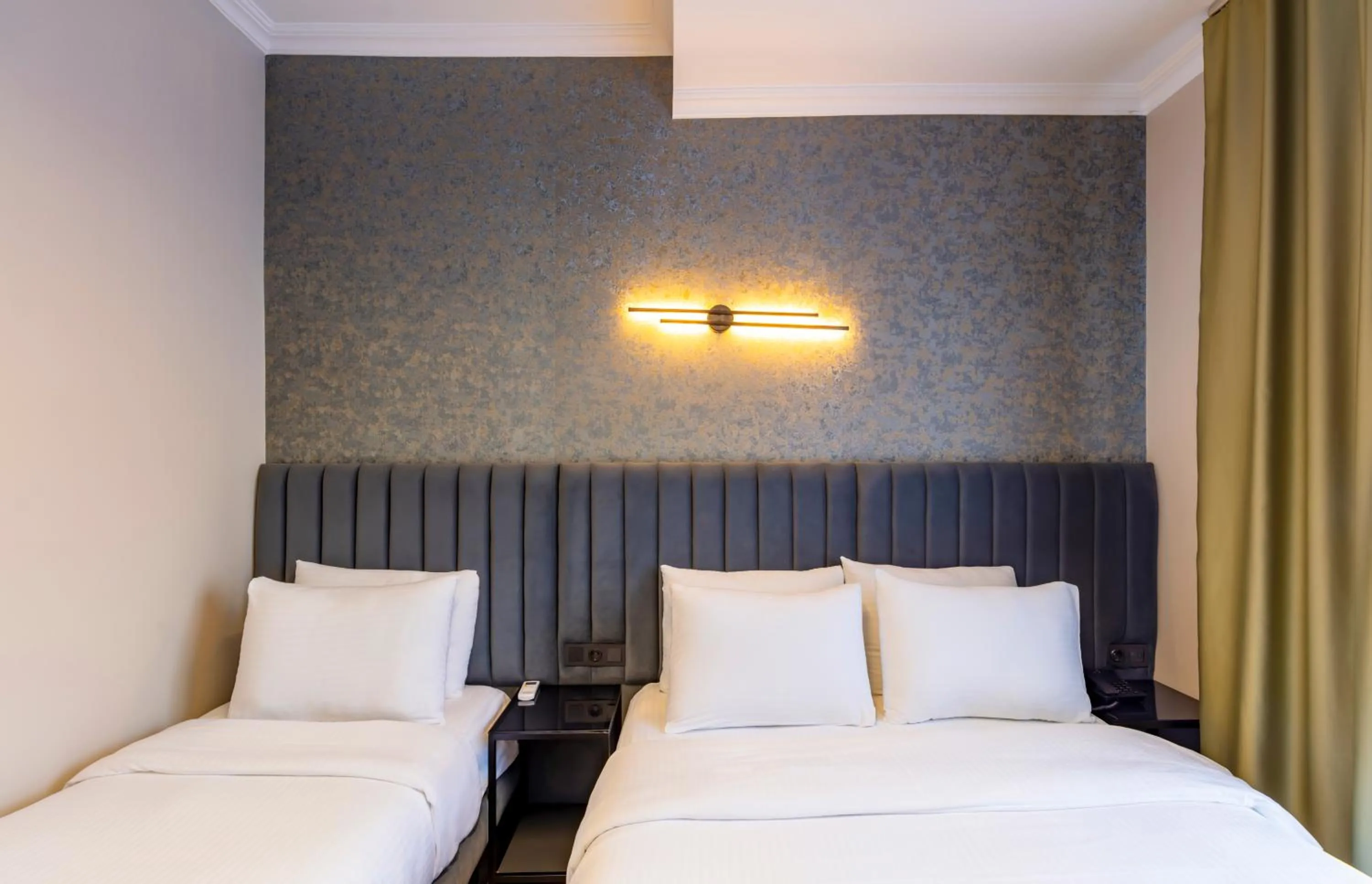 Bed in Lenora Airport Hotel