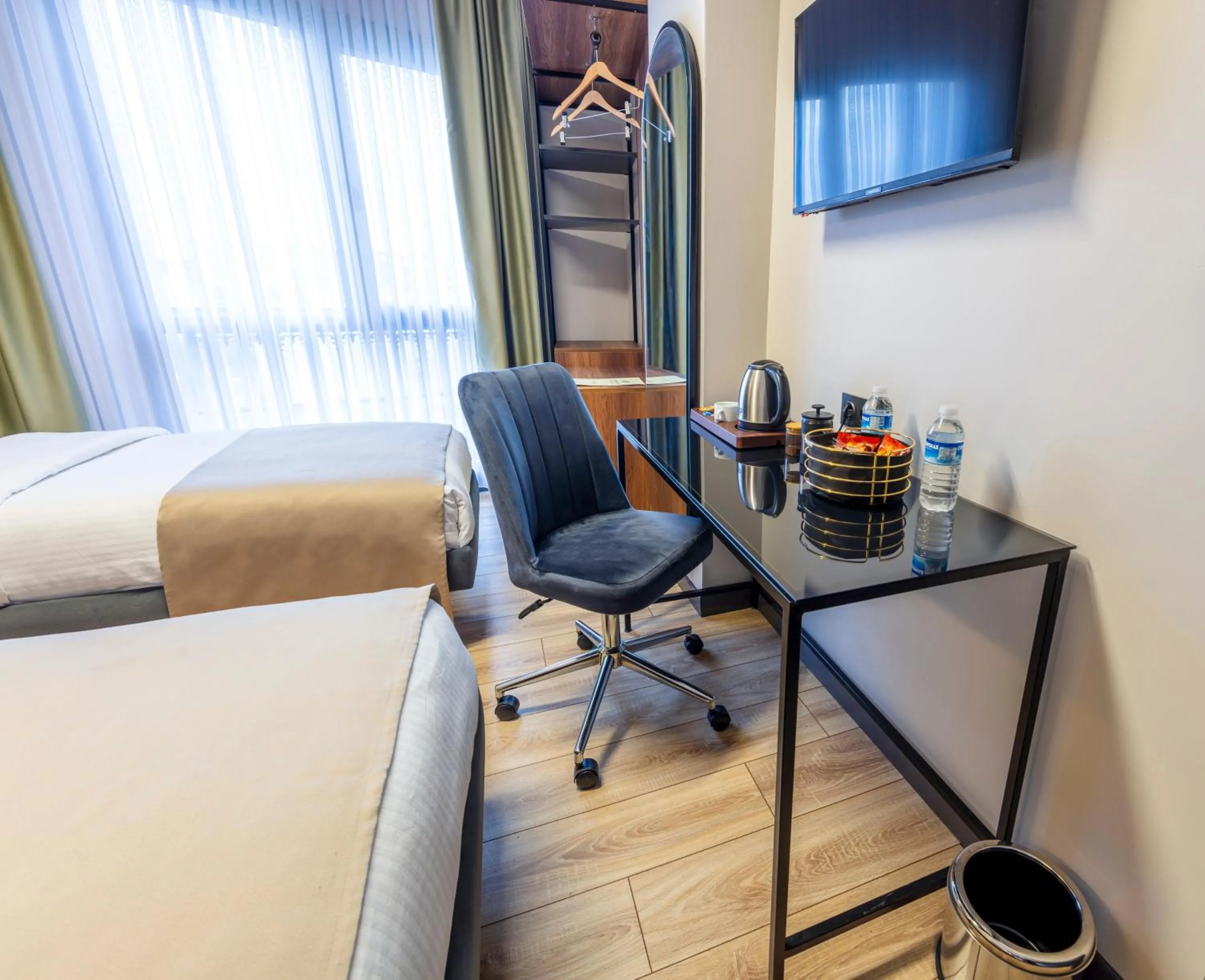 Coffee/tea facilities, Bed in Lenora Airport Hotel