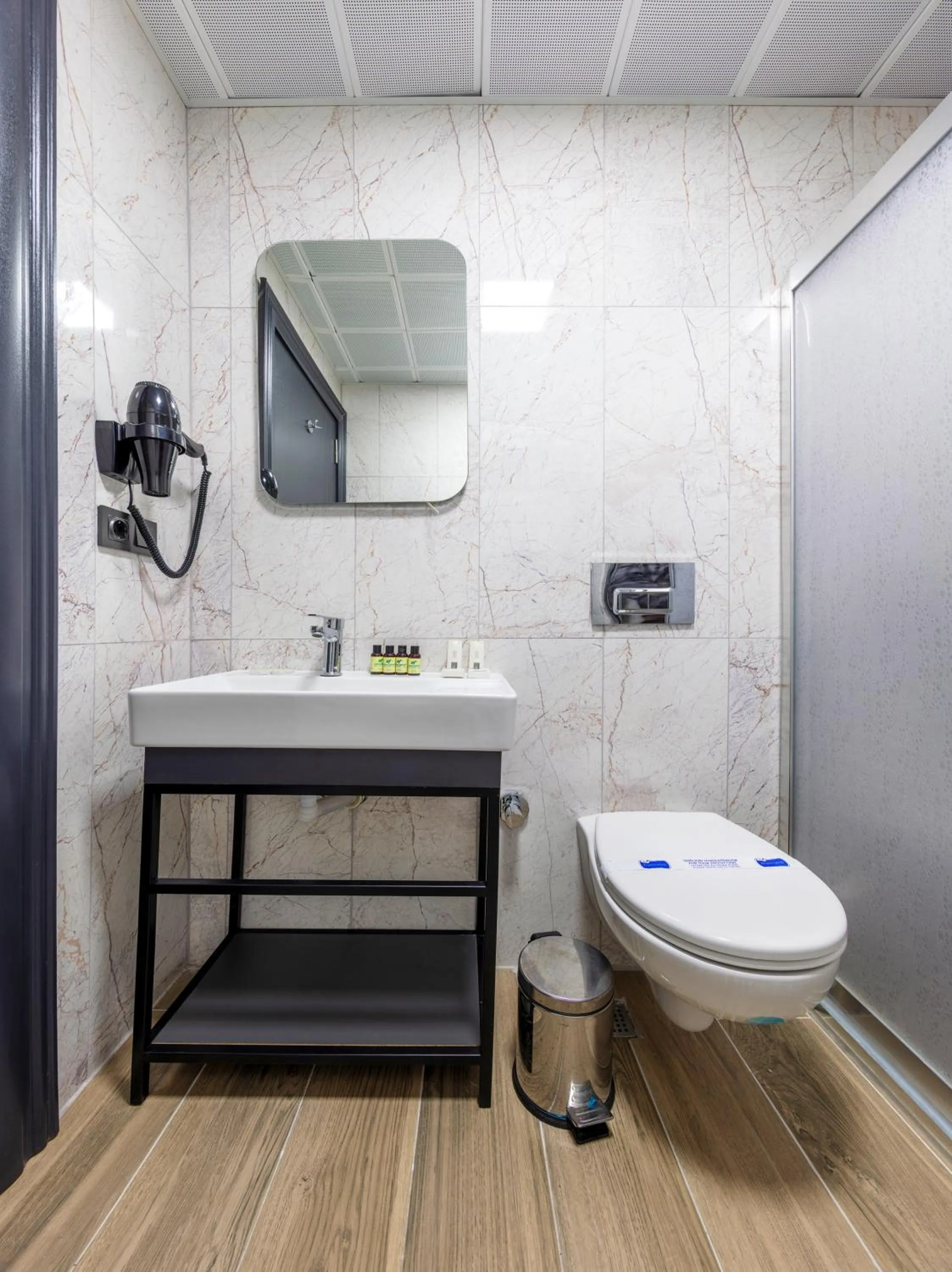 Bathroom in Lenora Airport Hotel