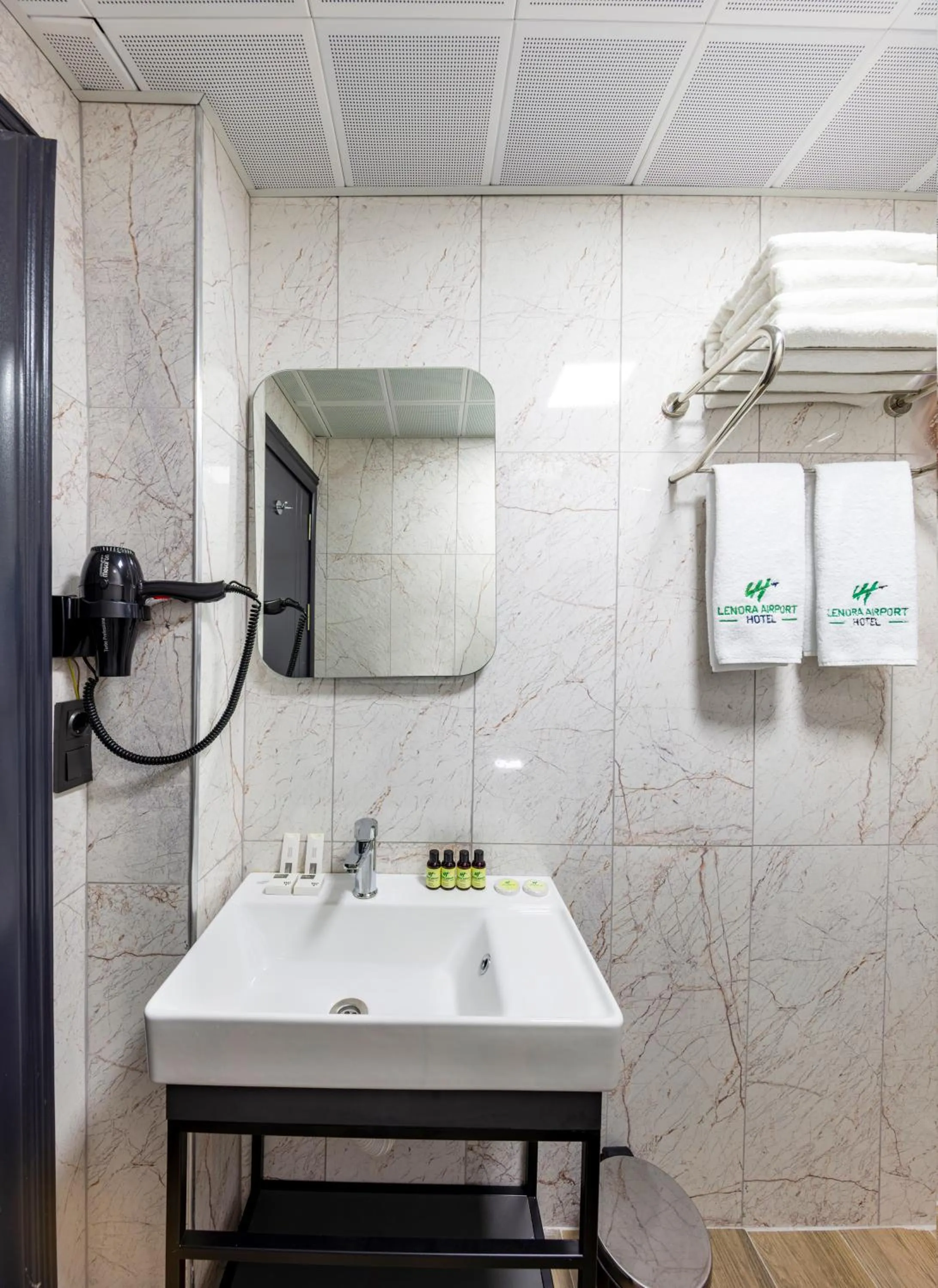 Bathroom in Lenora Airport Hotel