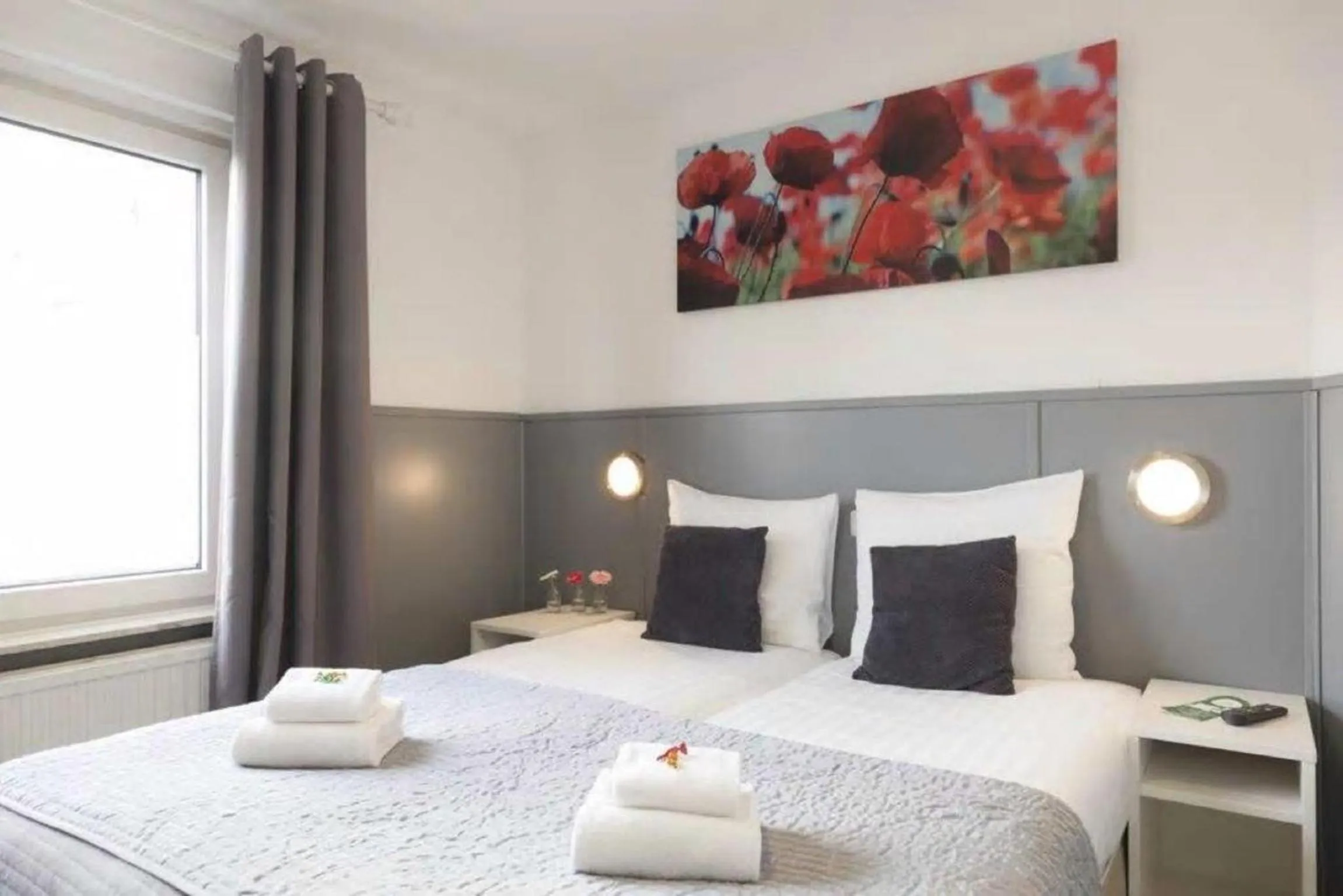 Bathroom, Bed in Hotel Dupuis