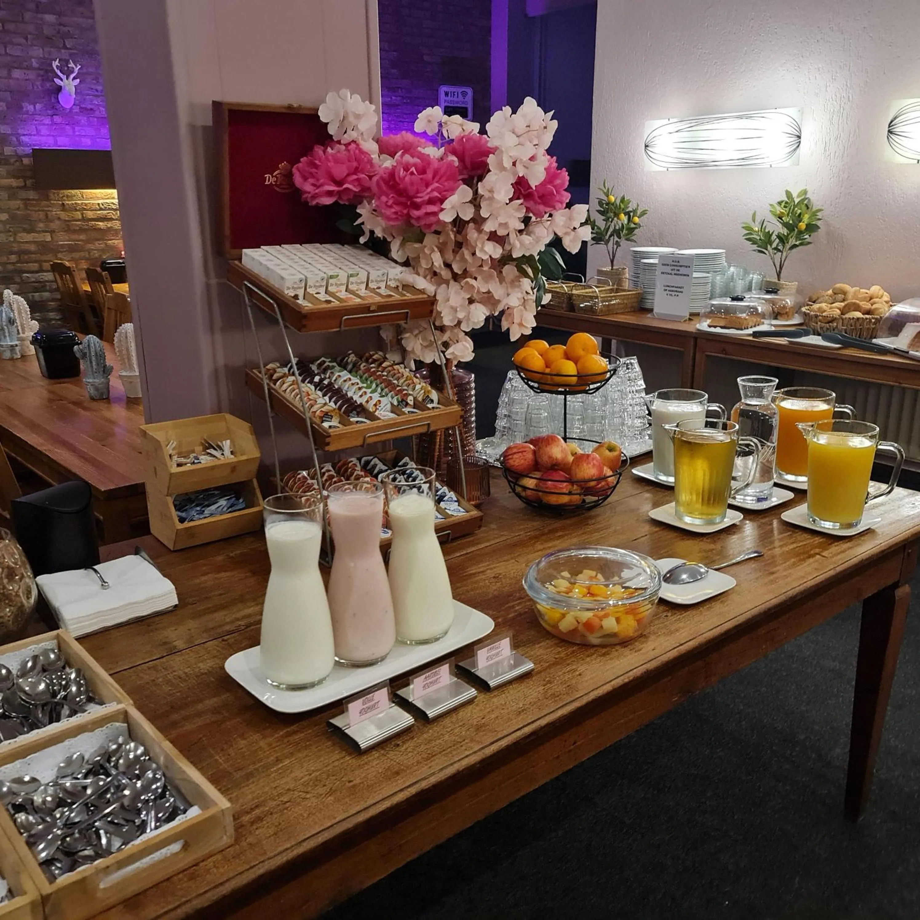 Breakfast in Hotel Dupuis